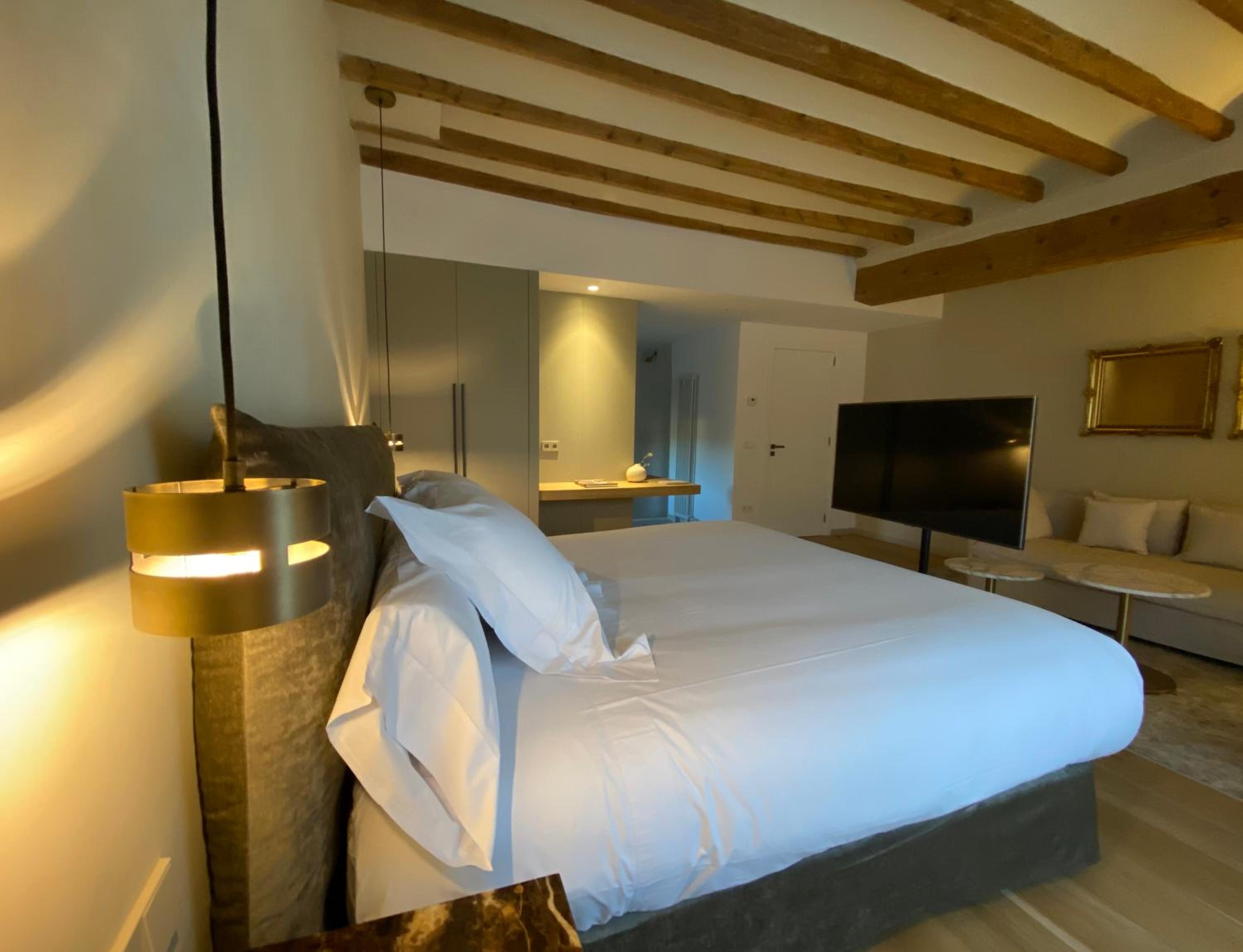 Junior Suite with Balcony - Photo 11