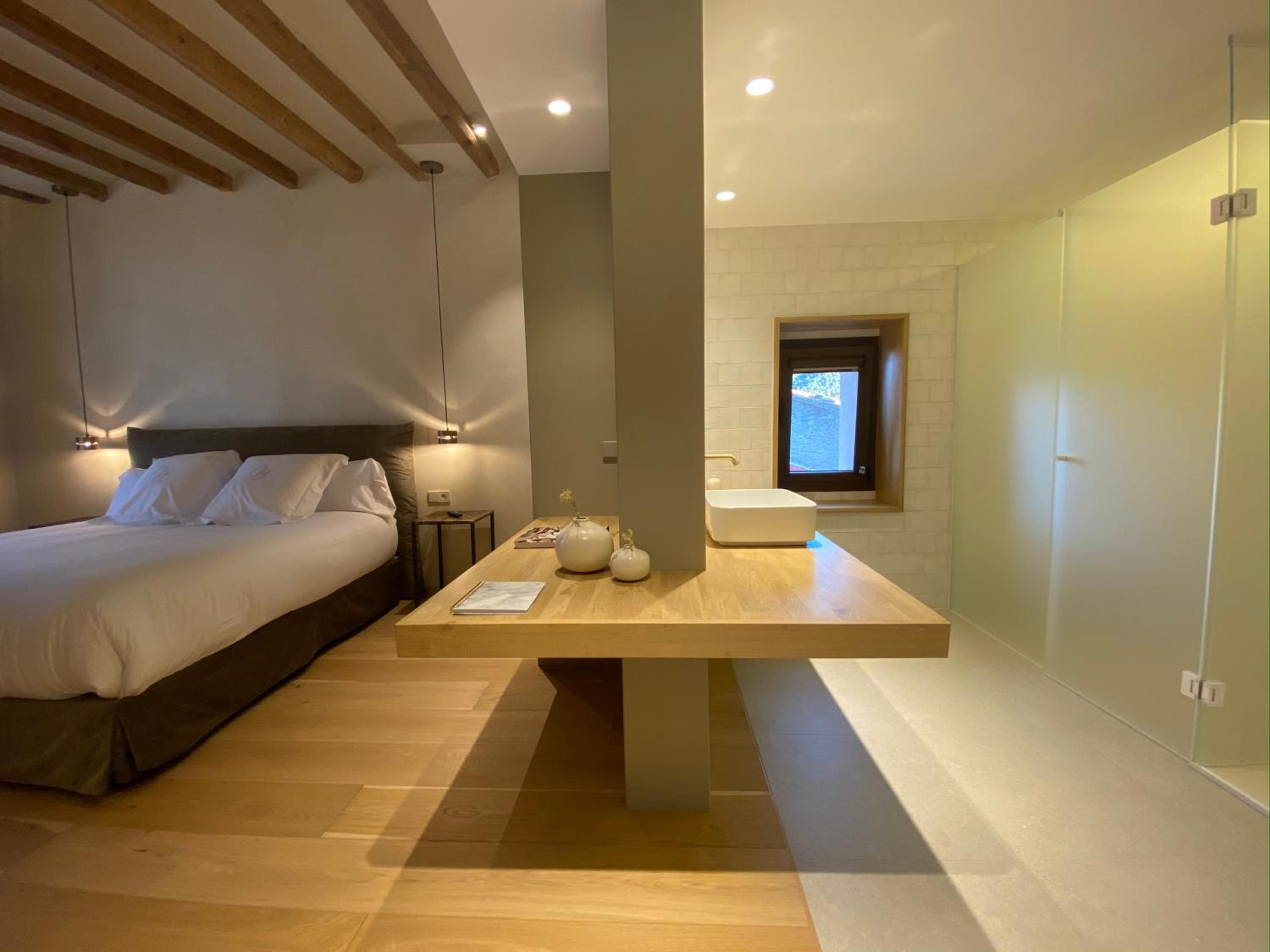 Junior Suite with Balcony - Photo 3