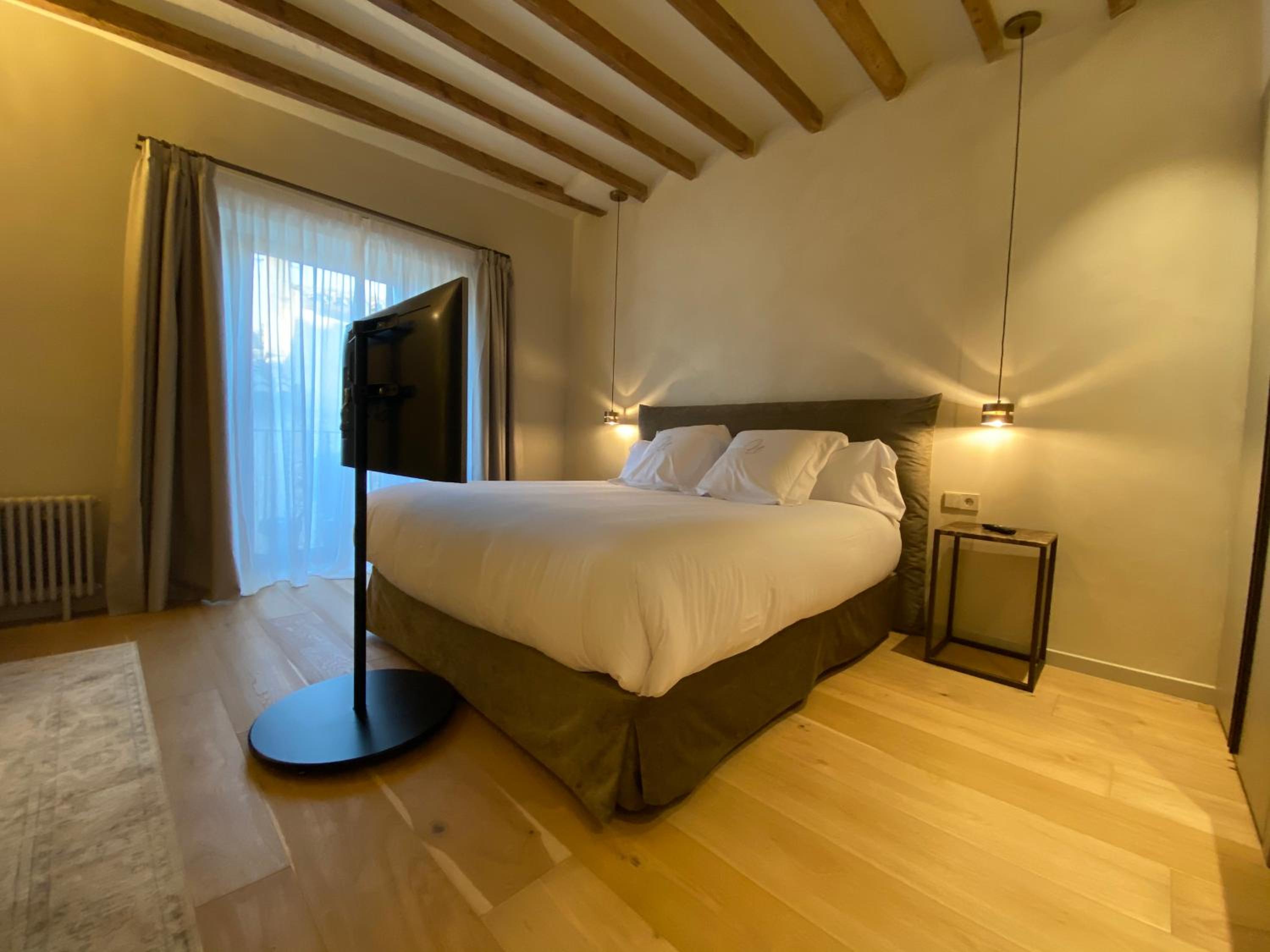 Junior Suite with Balcony - Photo 4