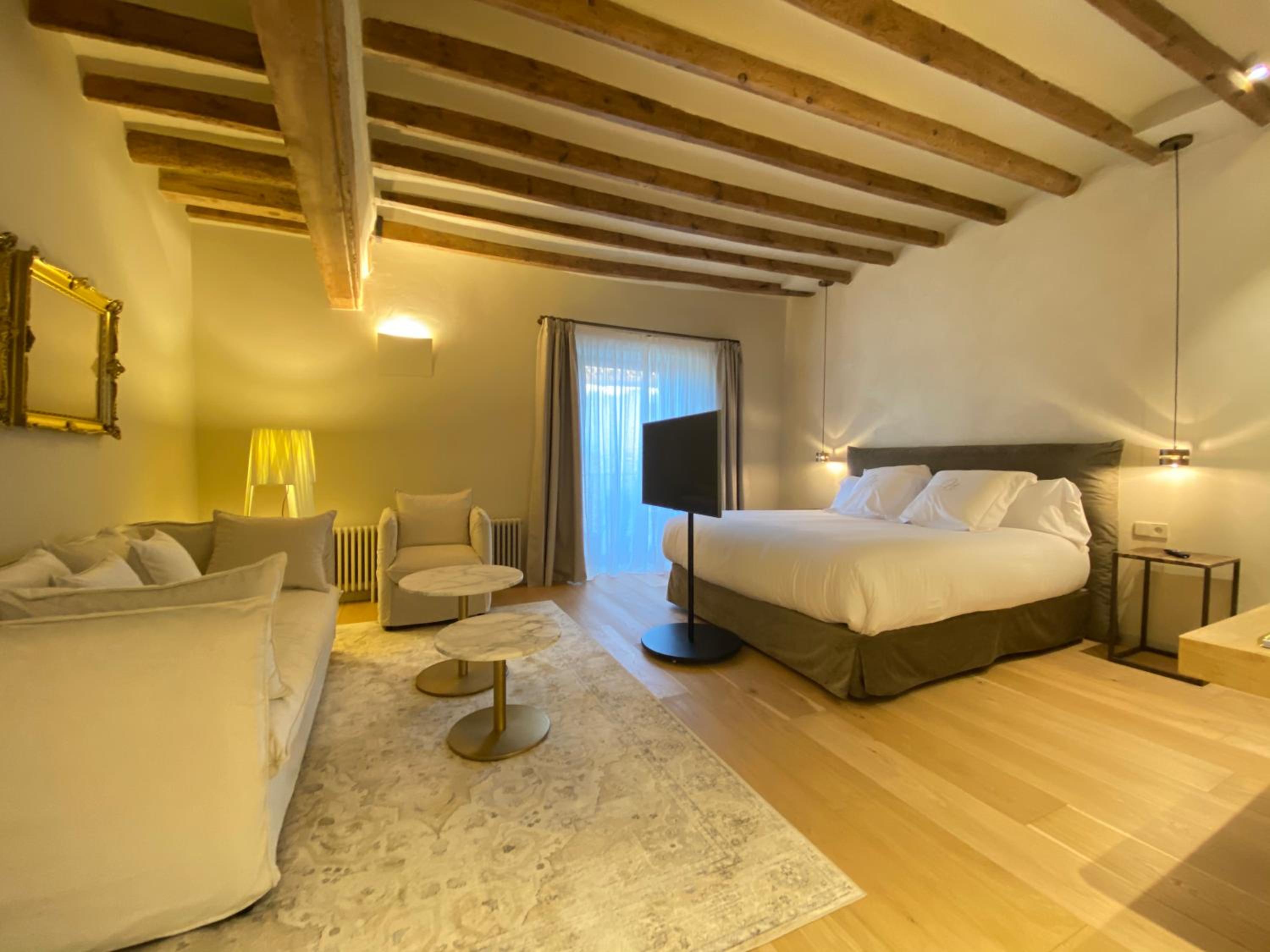 Junior Suite with Balcony - Photo 10