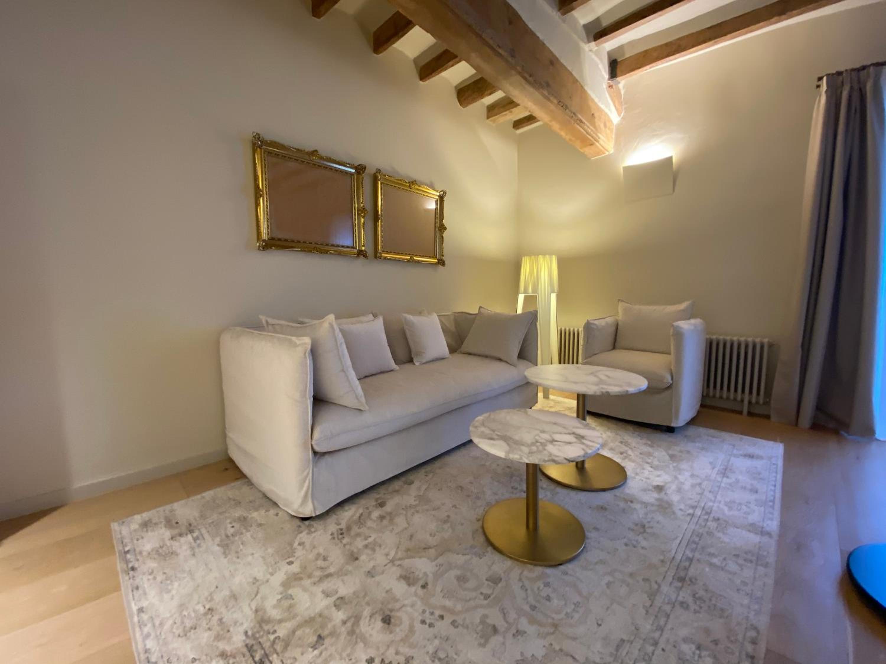 Junior Suite with Balcony - Photo 5