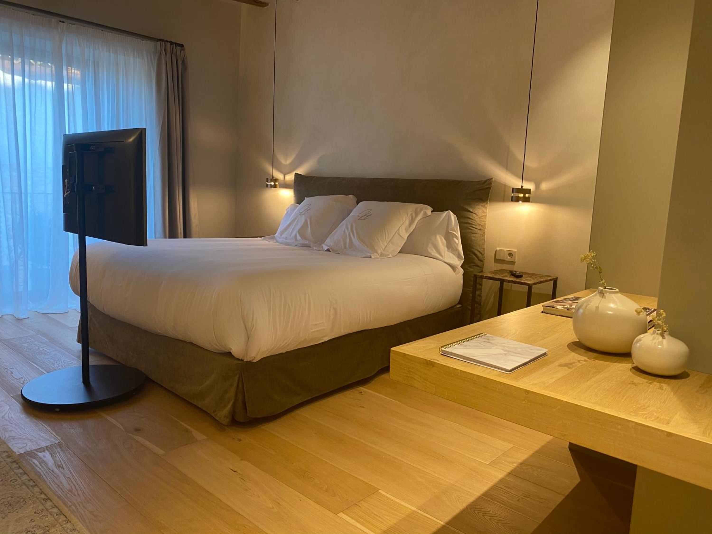Junior Suite with Balcony - Photo 9
