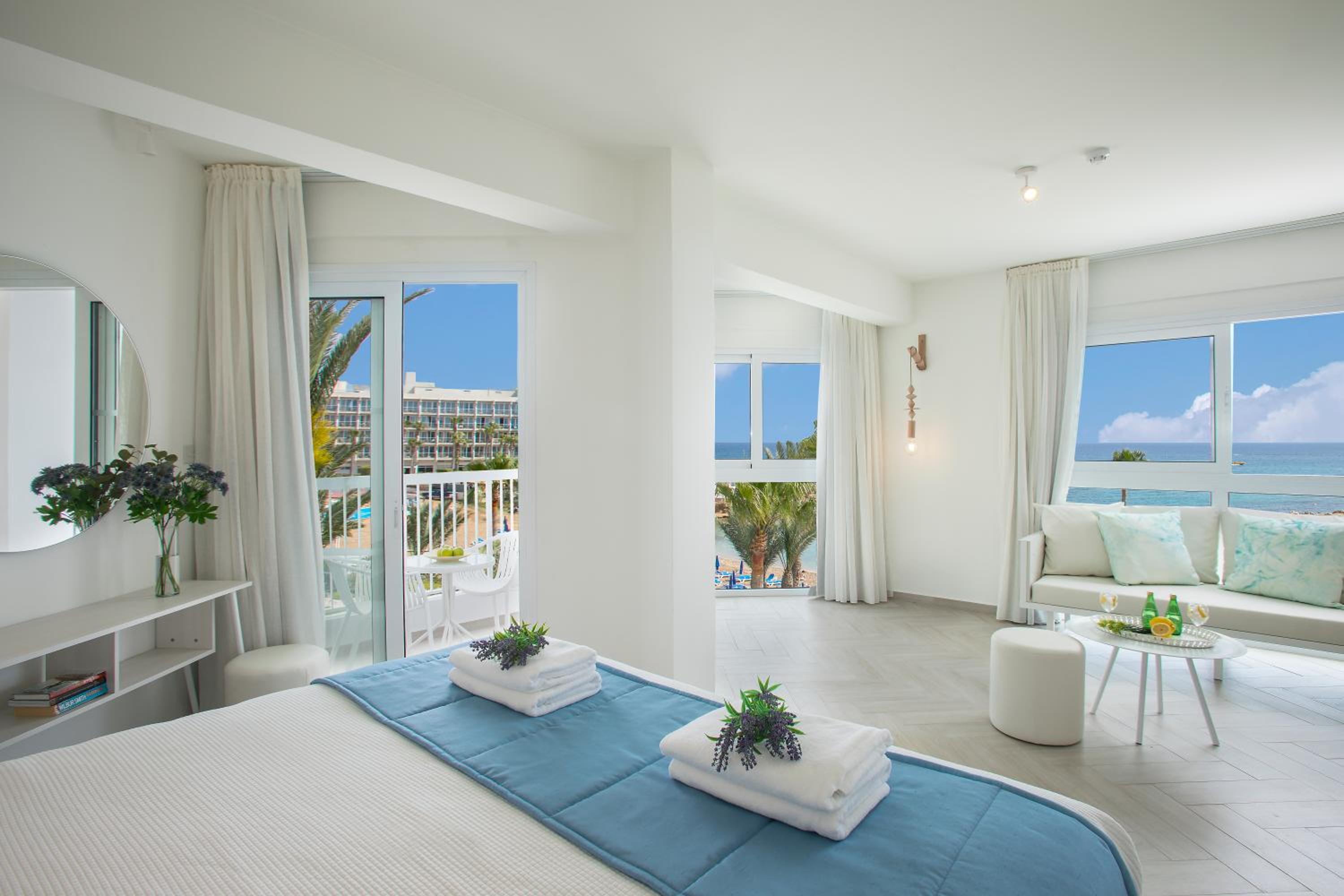 Deluxe Suite with Sea View photo 3