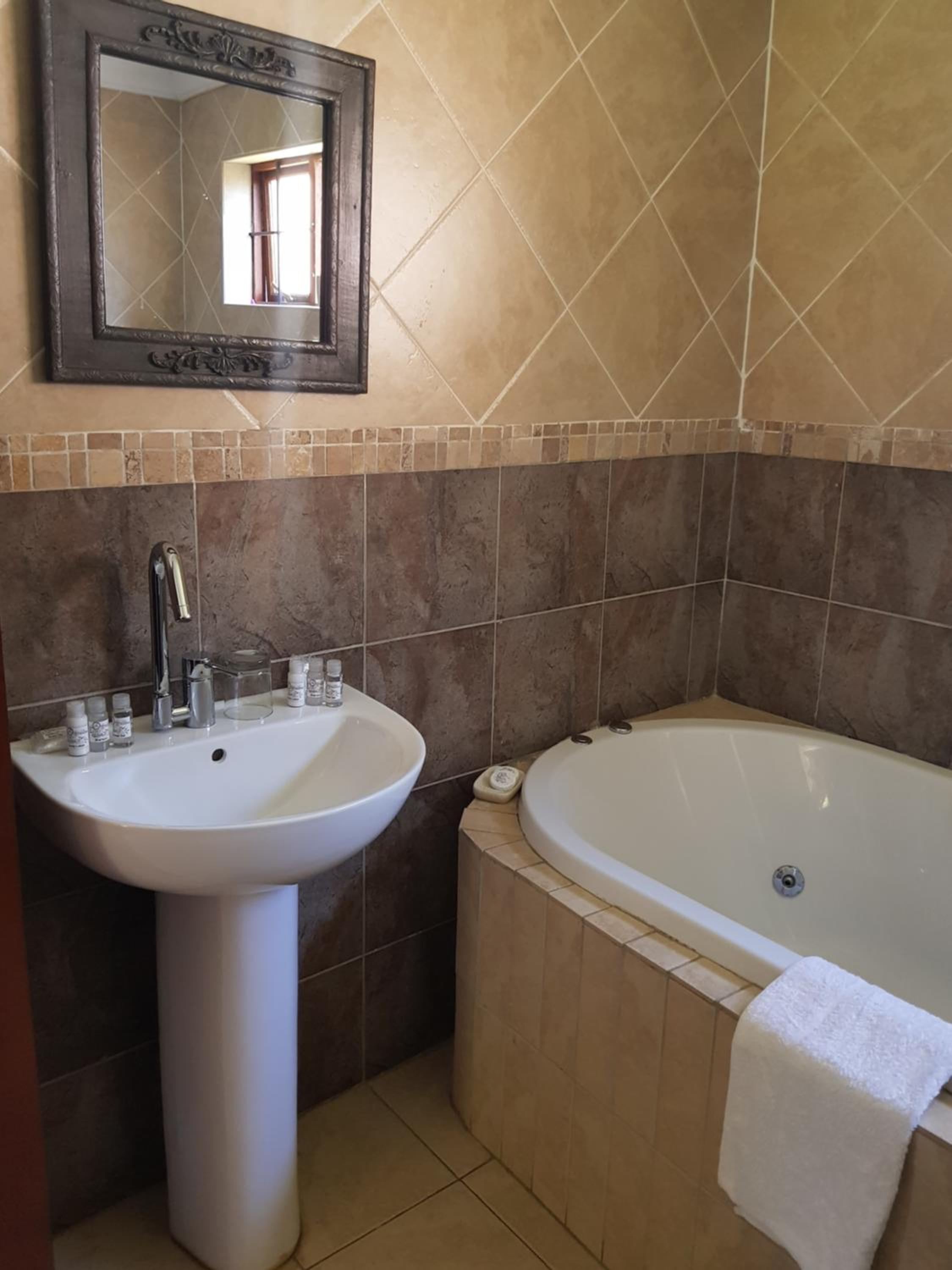 Deluxe King Room - Photo 5