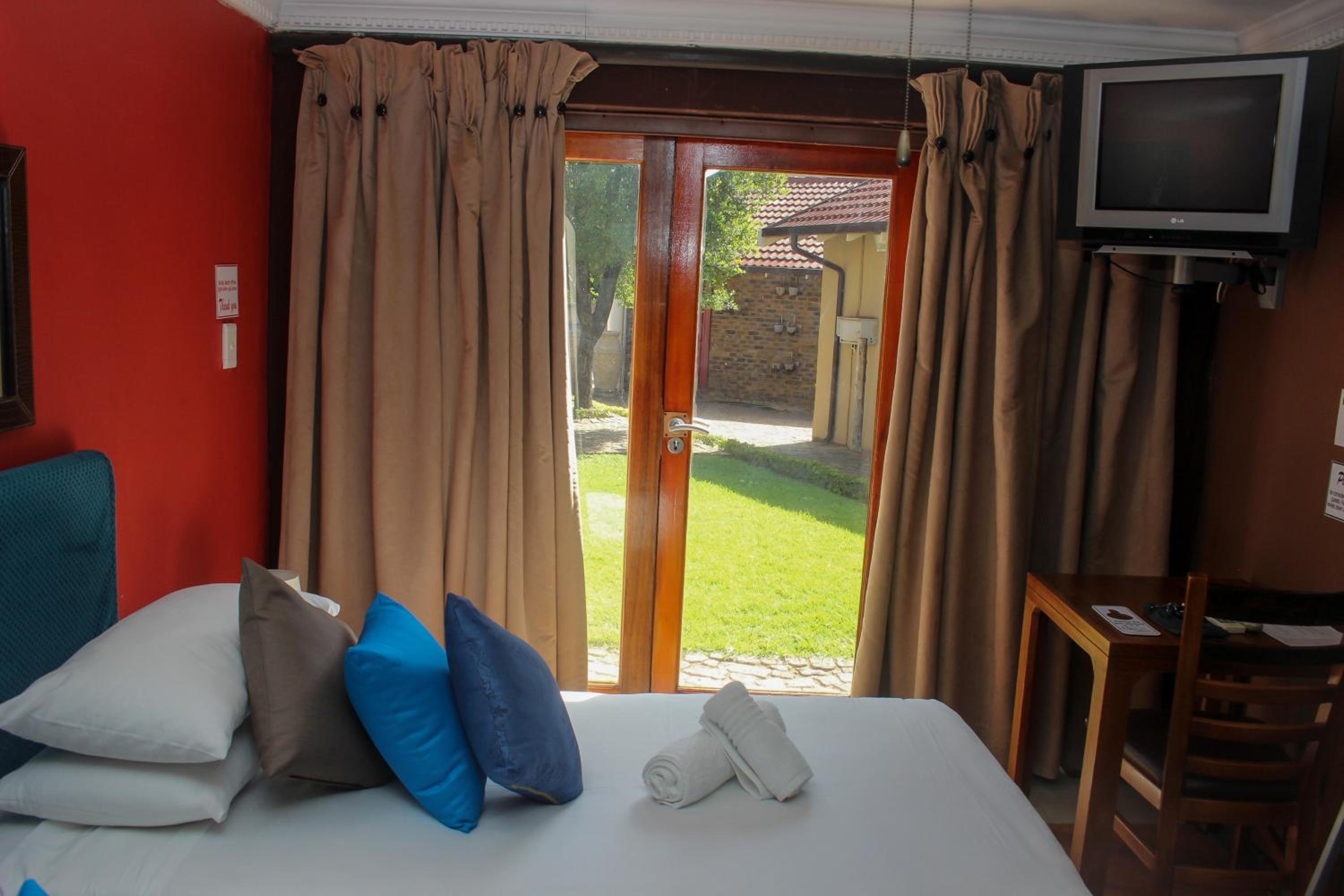 Deluxe King Room - Photo 15