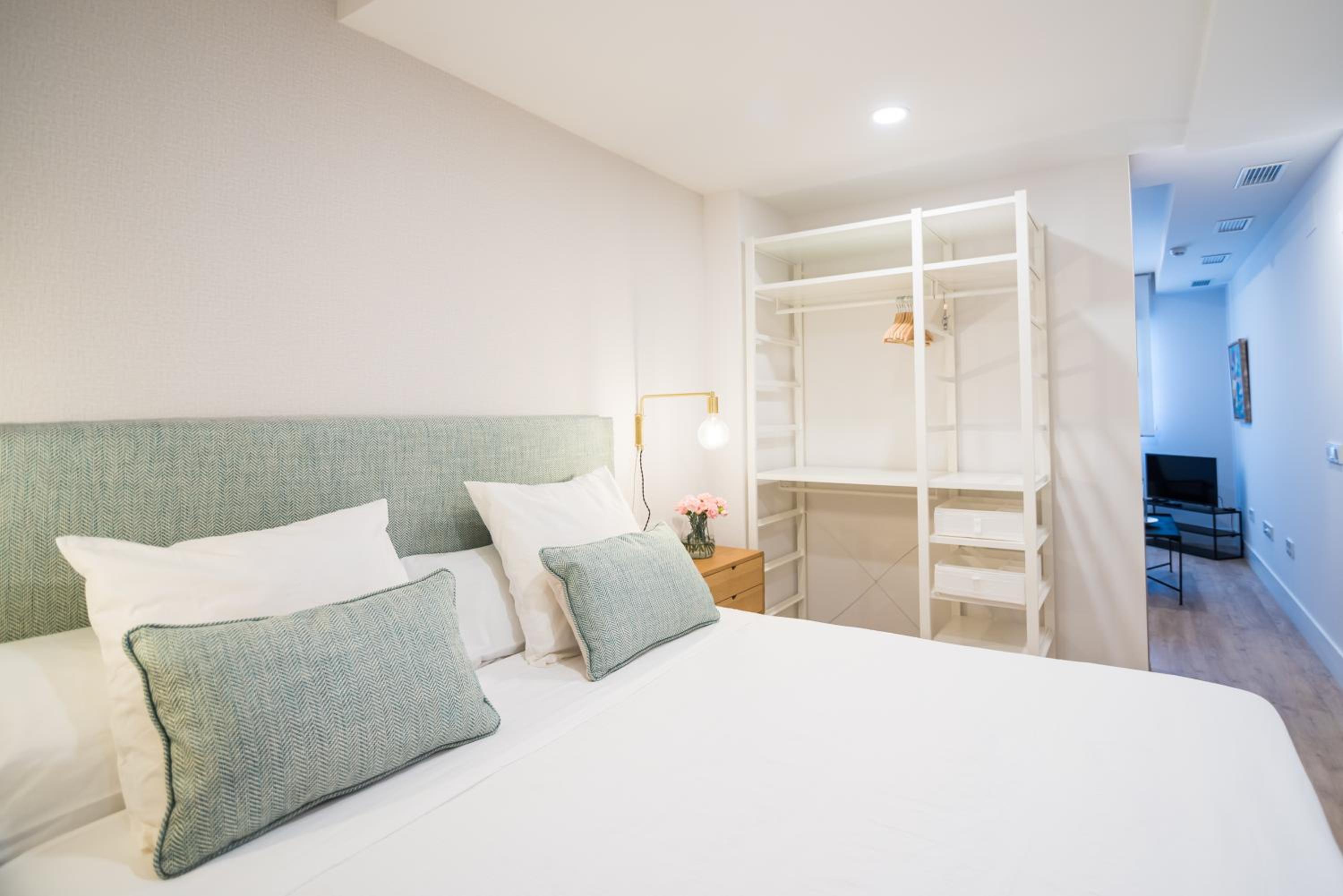 Studio Apartment - Photo 6