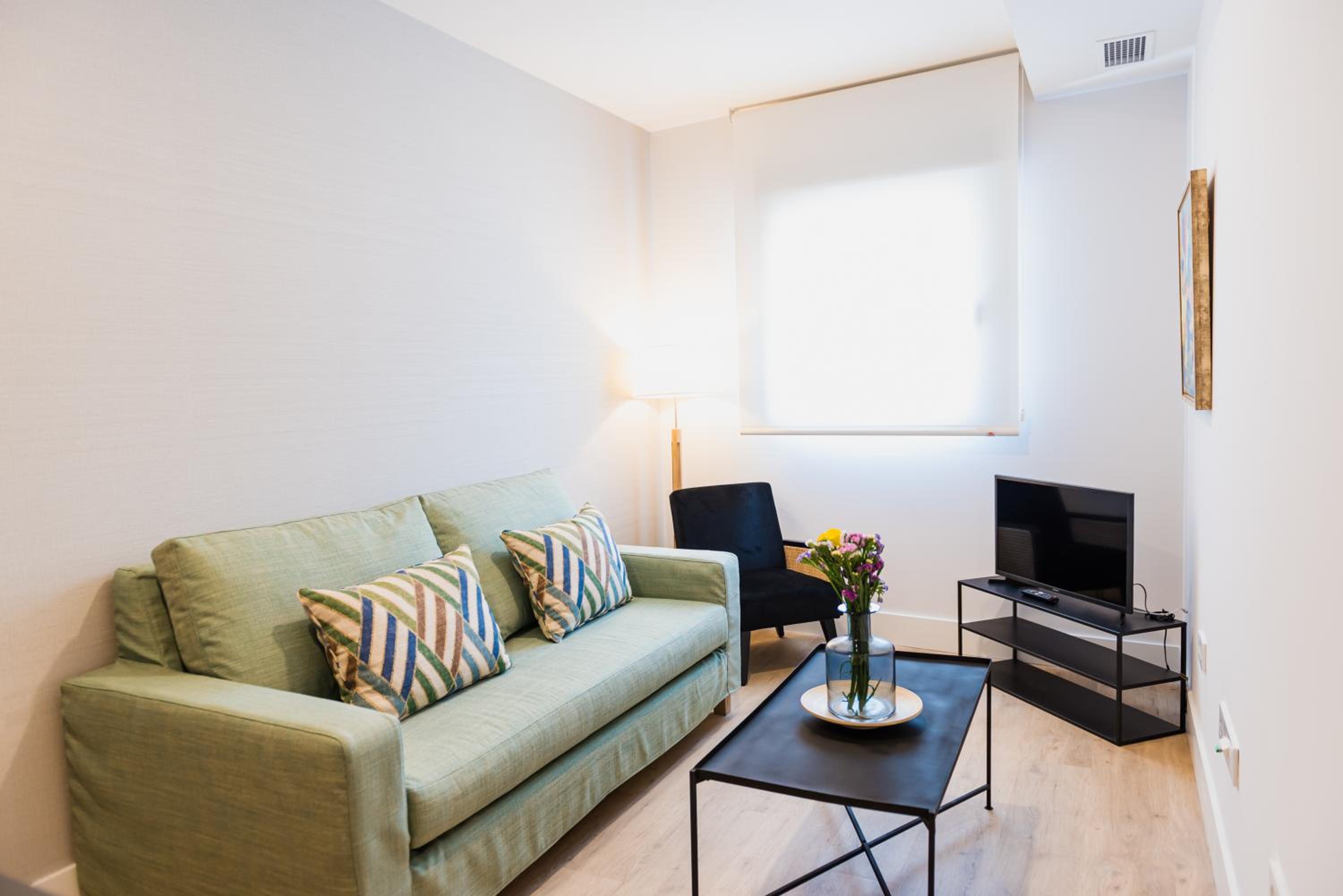 Studio Apartment - Photo 2