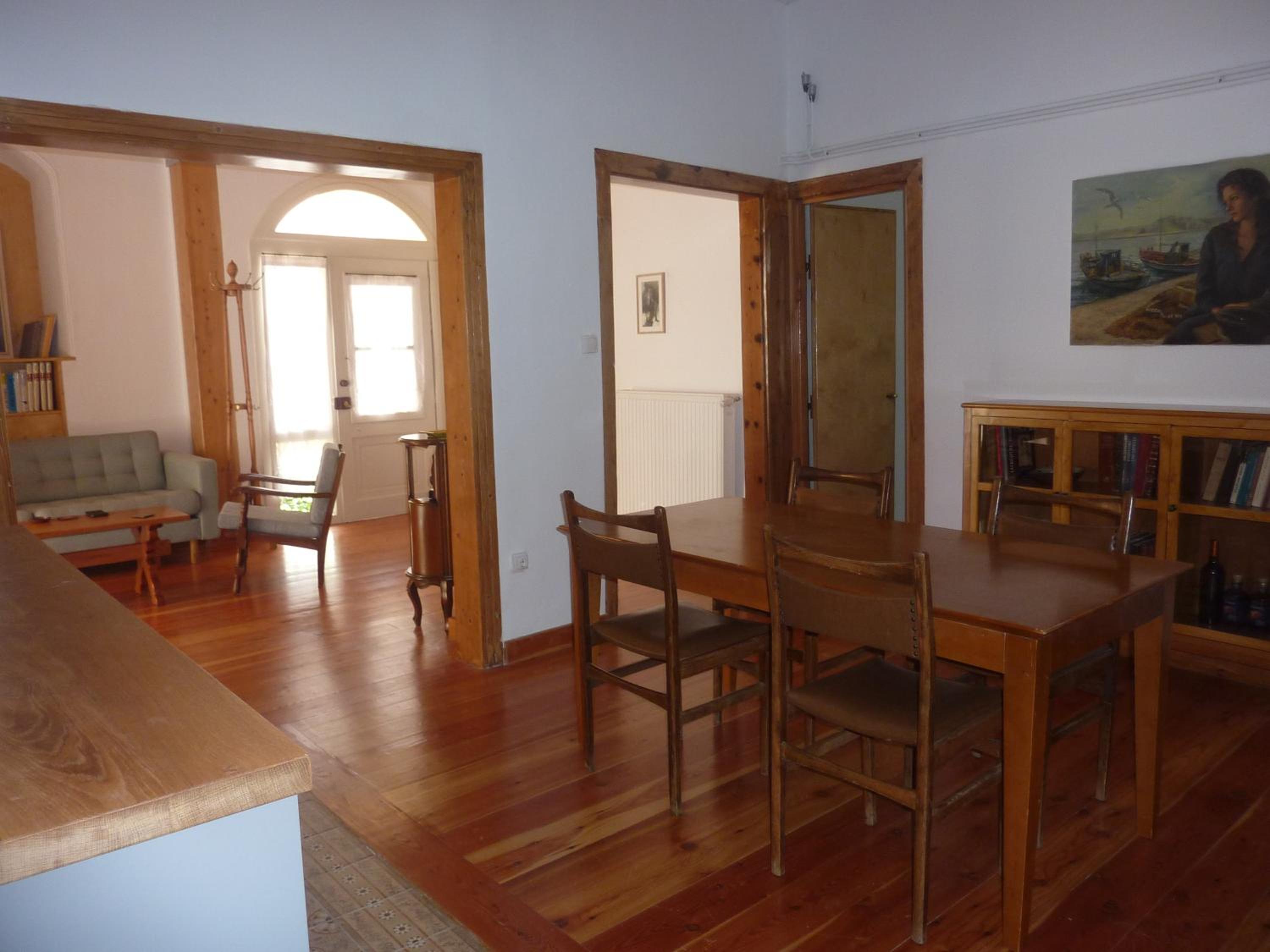 Deluxe Apartment with Private Yard photo 3