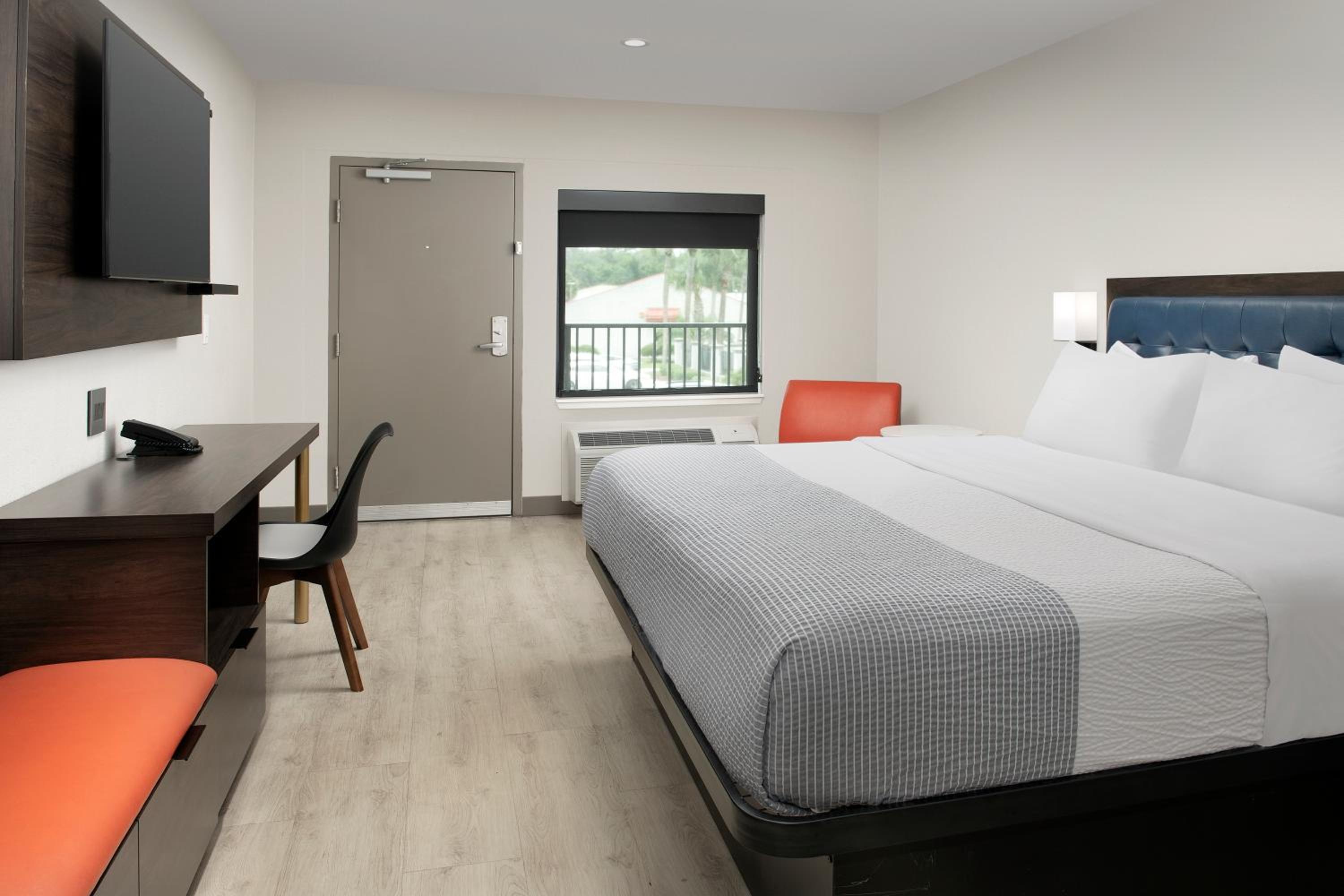 King Room - Non-Smoking - Photo 3