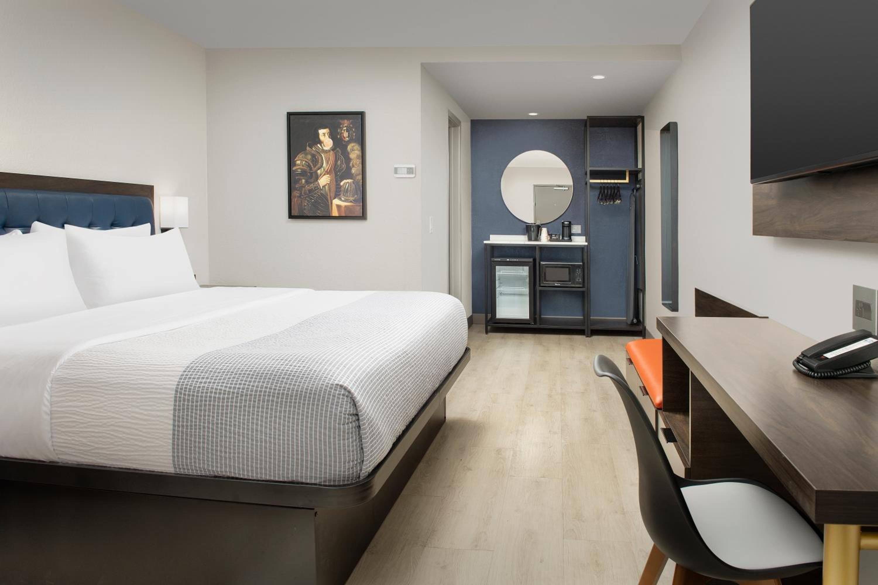 King Room - Non-Smoking - Photo 12