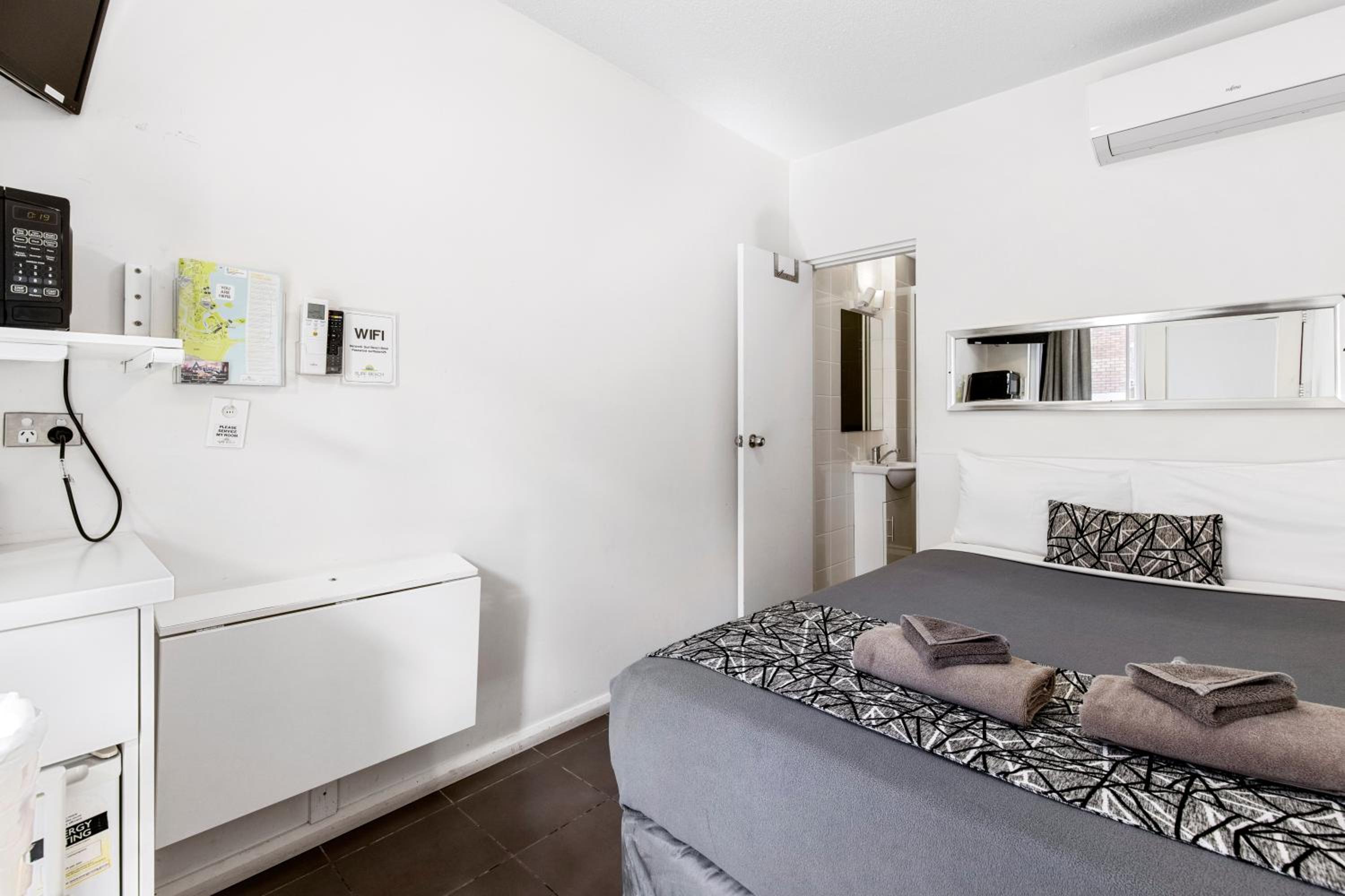 Small Single Room - Street Parking photo 1
