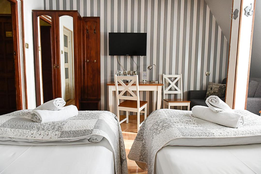 Double or Twin Room - Photo 4