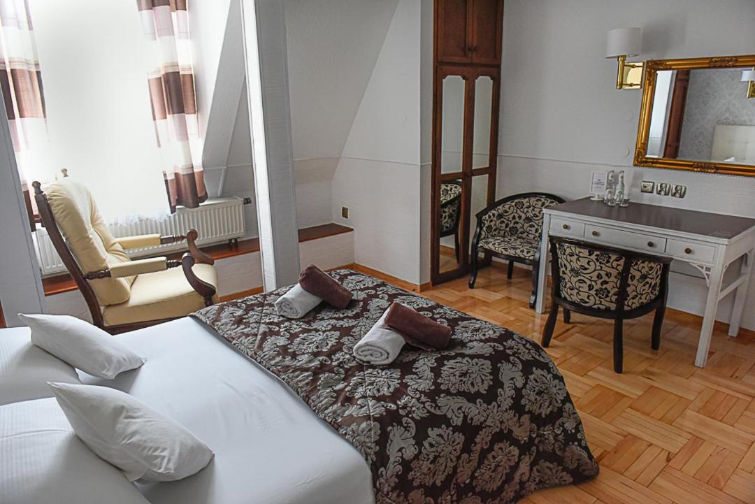 Double or Twin Room - Photo 6