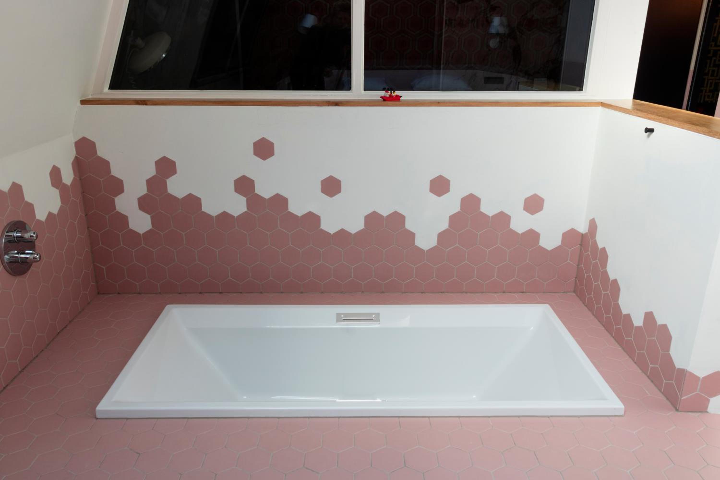 Deluxe Double Room with Bath - Photo 5