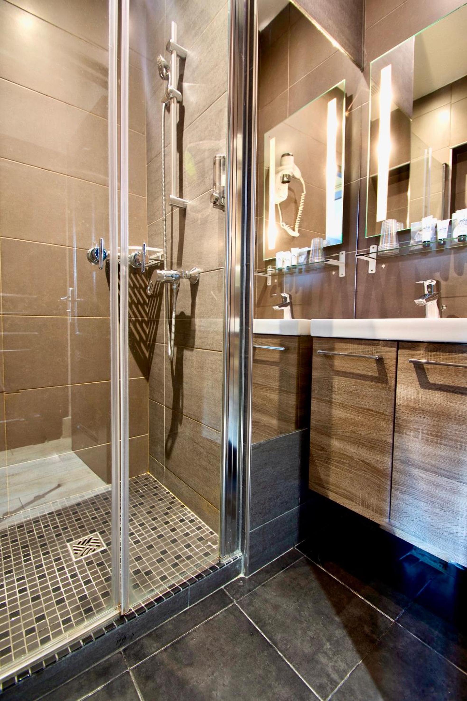 Double or Twin Room thumbnail 5