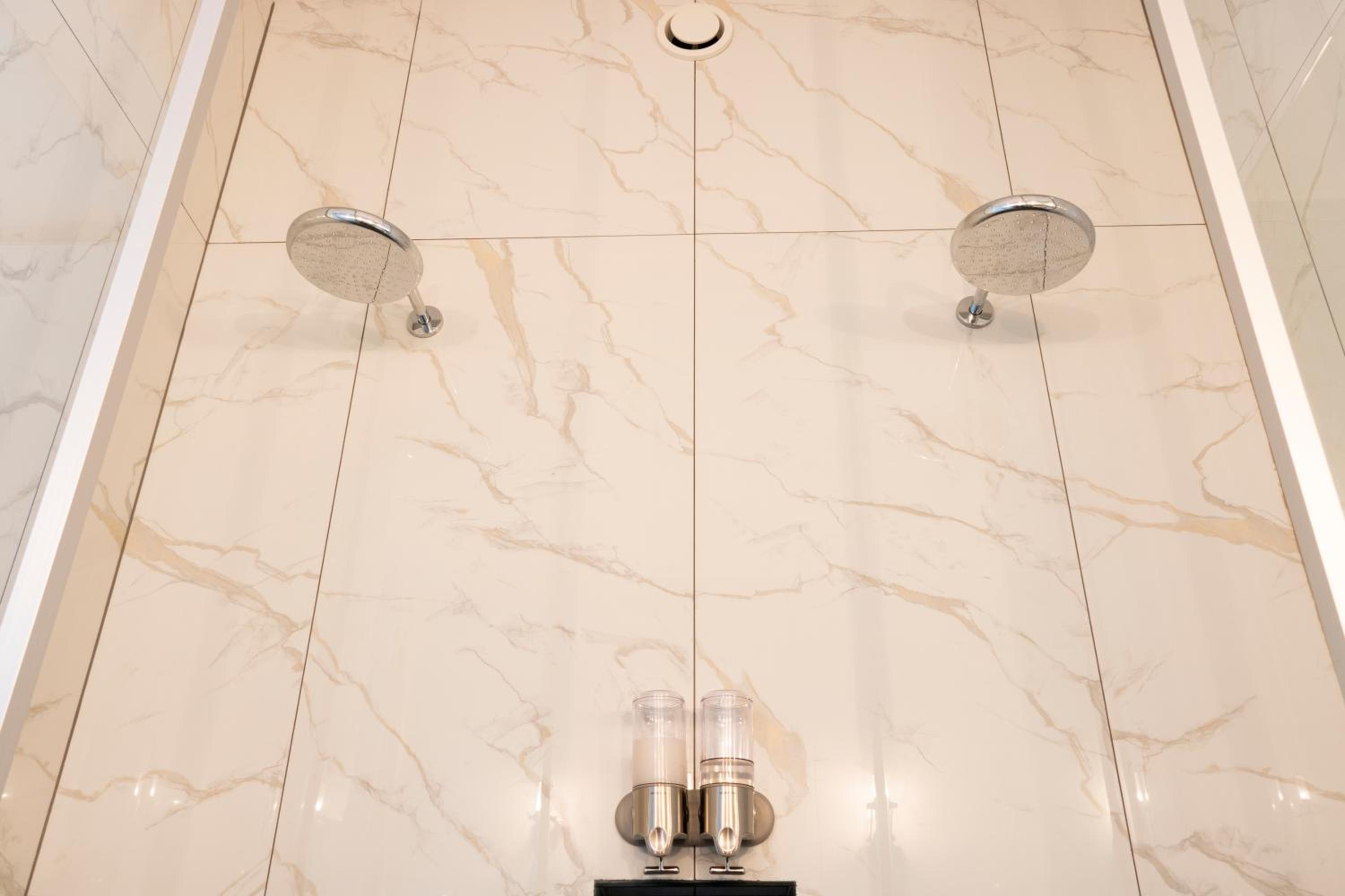 Deluxe Double Room with Shower - Photo 5