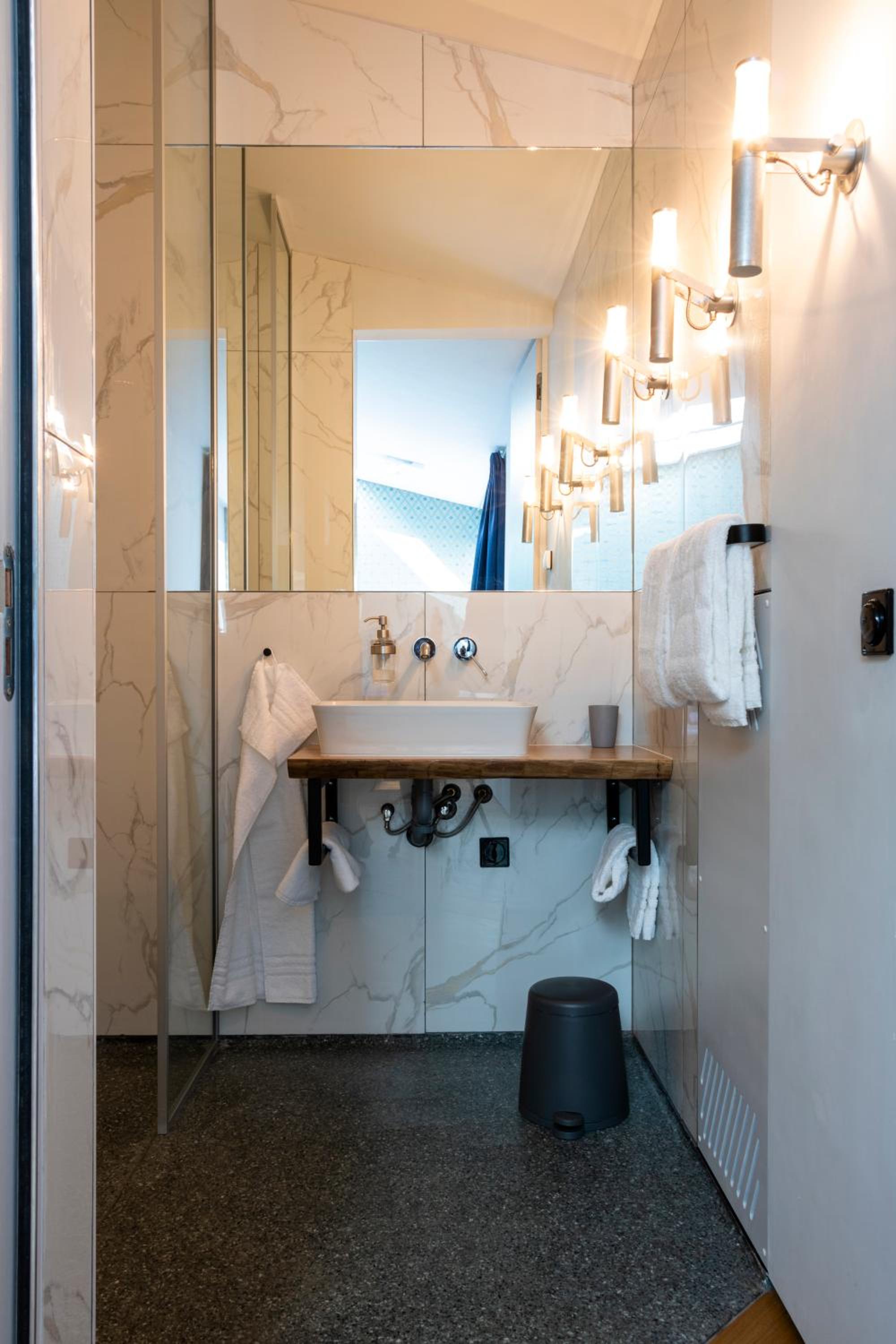 Deluxe Double Room with Shower - Photo 4