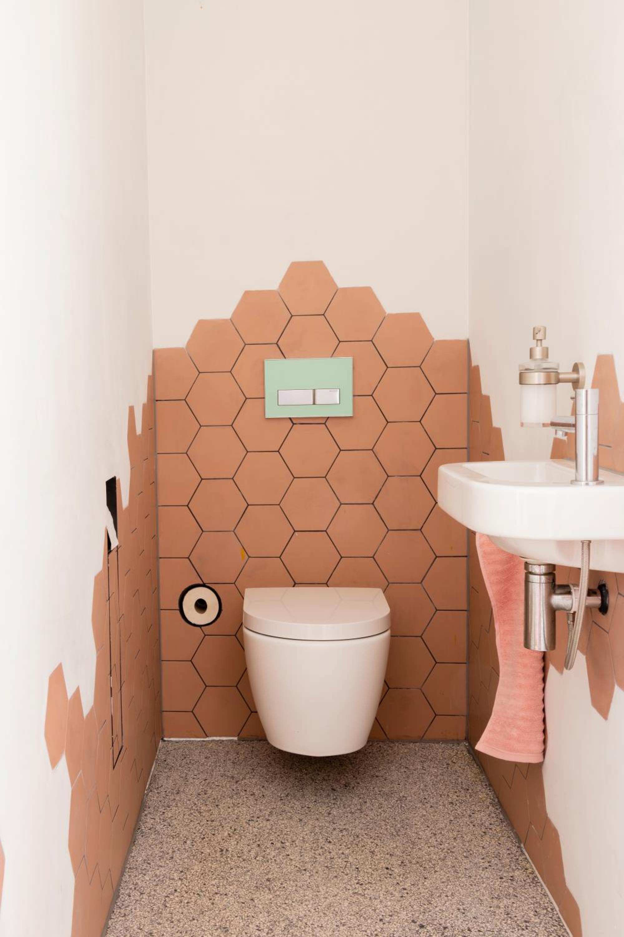 Deluxe Double Room with Bath - Photo 3