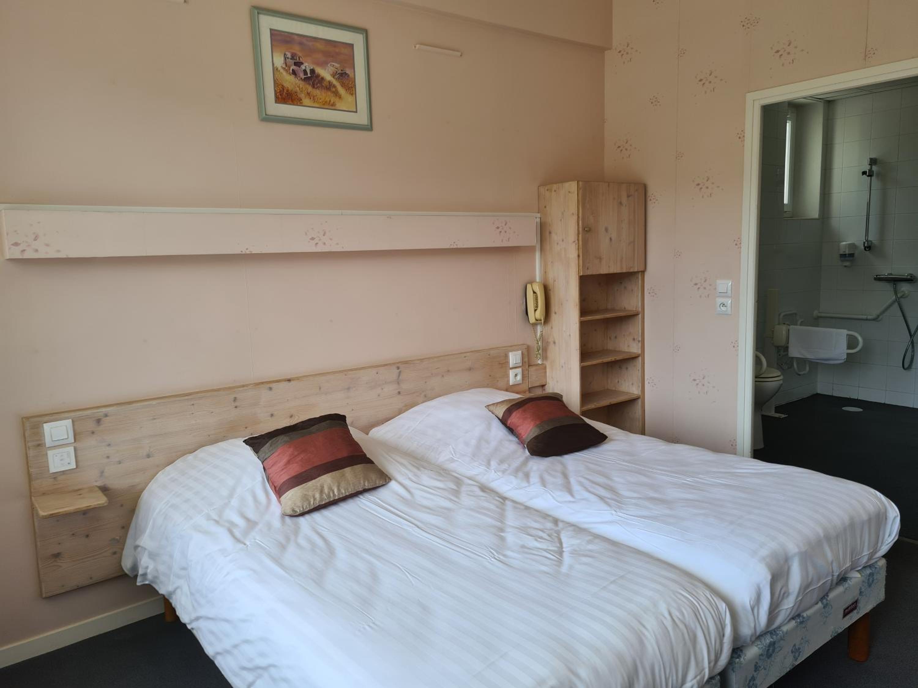 Double or Twin Room with Lake View photo 3
