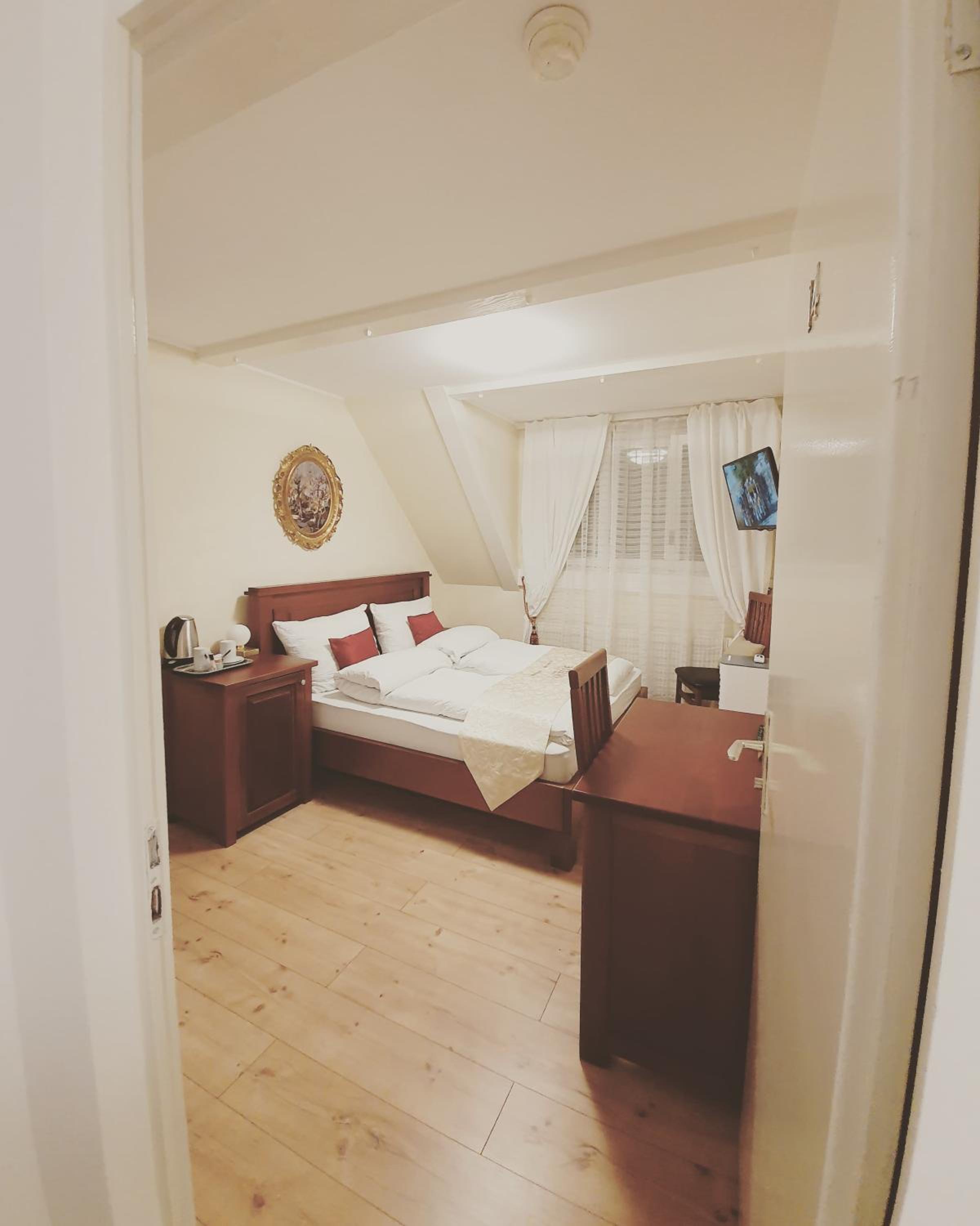 Standard Double Room - Photo 5