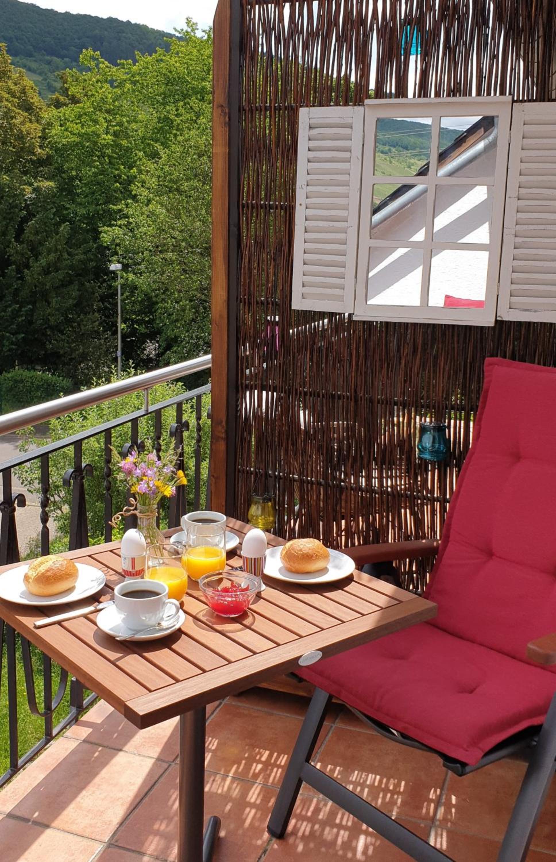Apartment with Balcony - Photo 2
