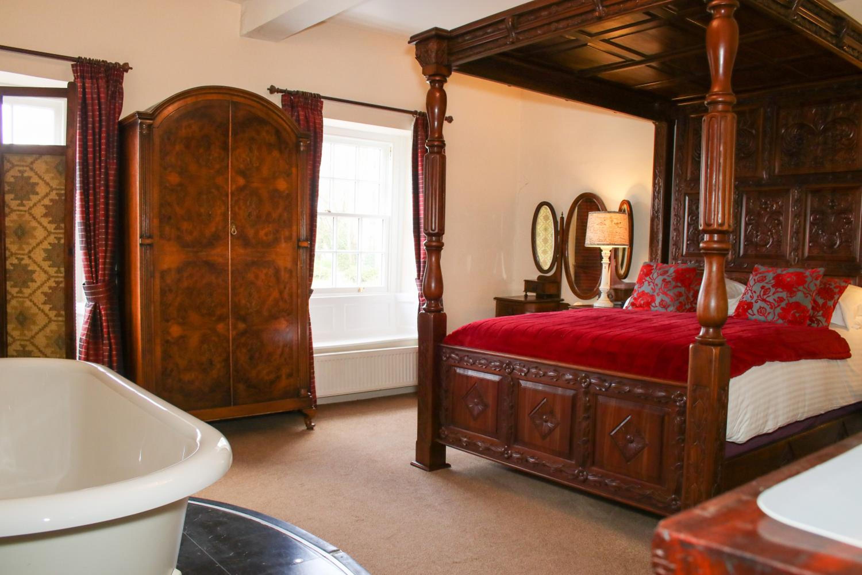 Four Poster Room photo 2