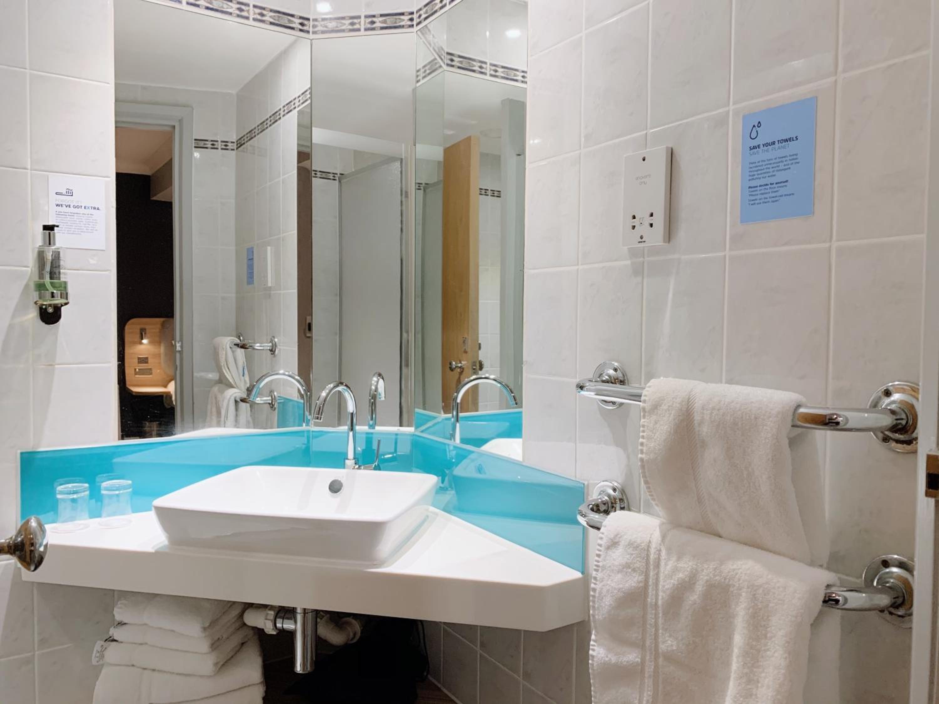 Standard Twin Room with Free Hot Breakfast photo 3