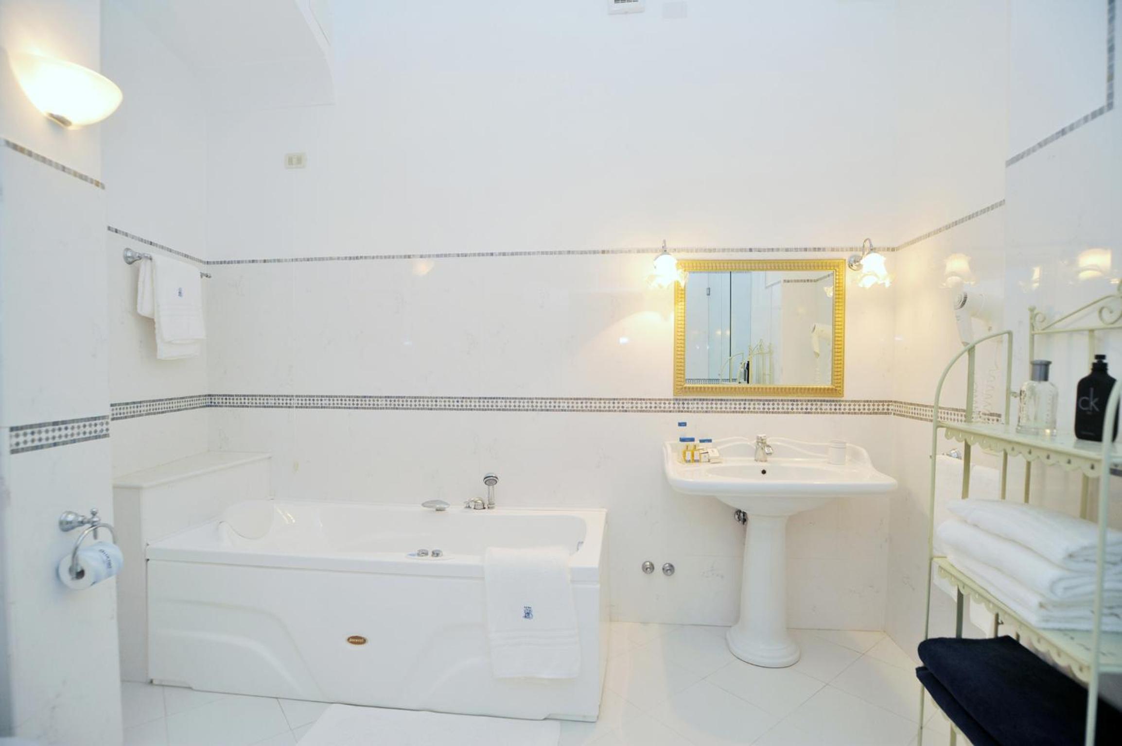 Deluxe Suite with Sea View - Photo 3