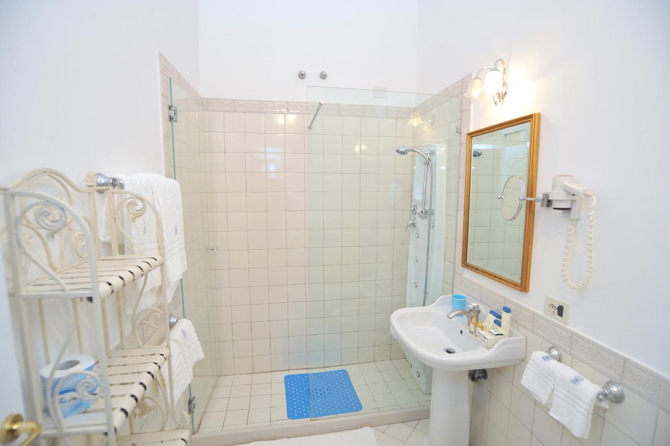 Junior Suite with Sea View - Photo 19