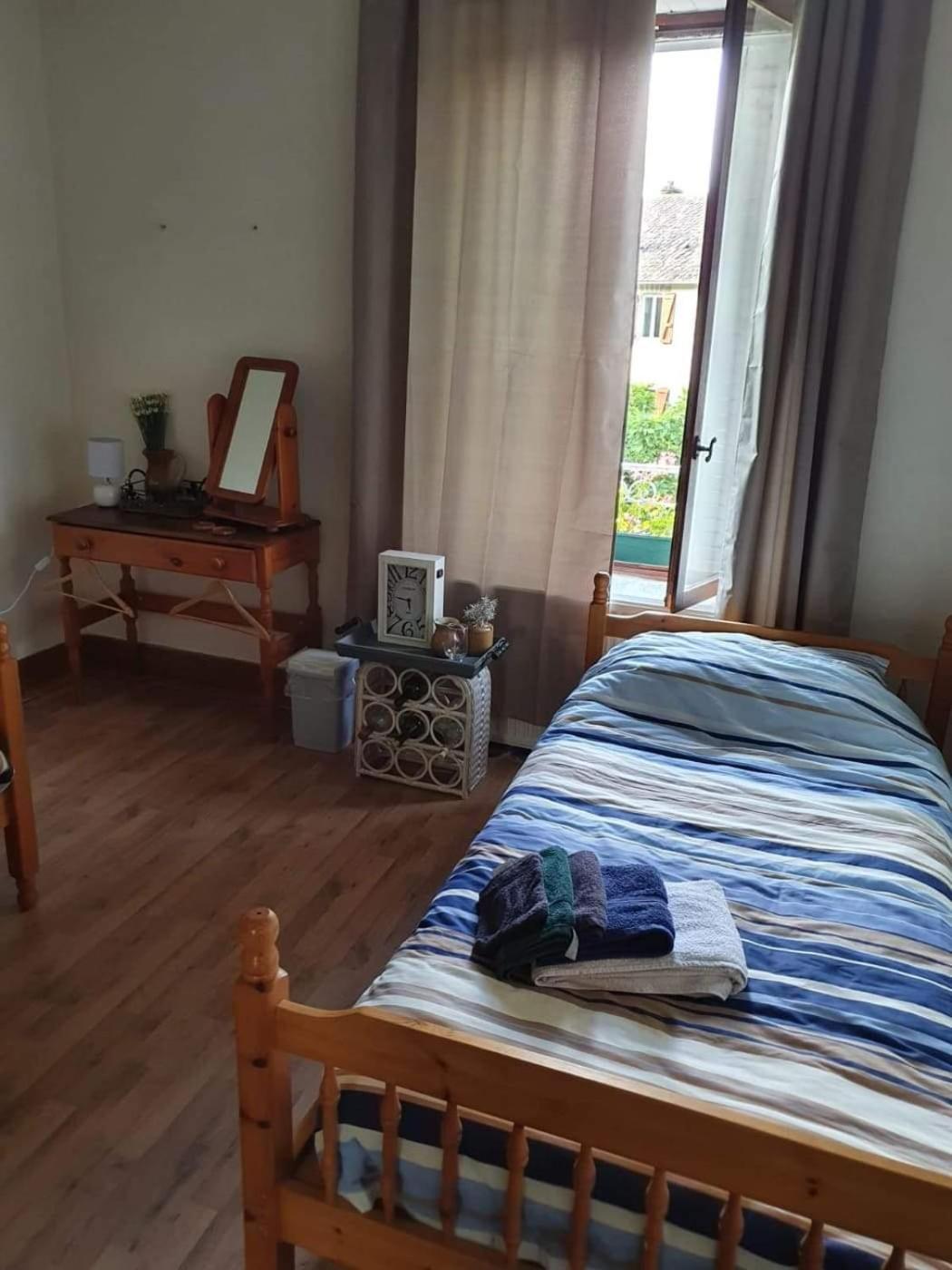 Double Room with Shared Bathroom photo 2