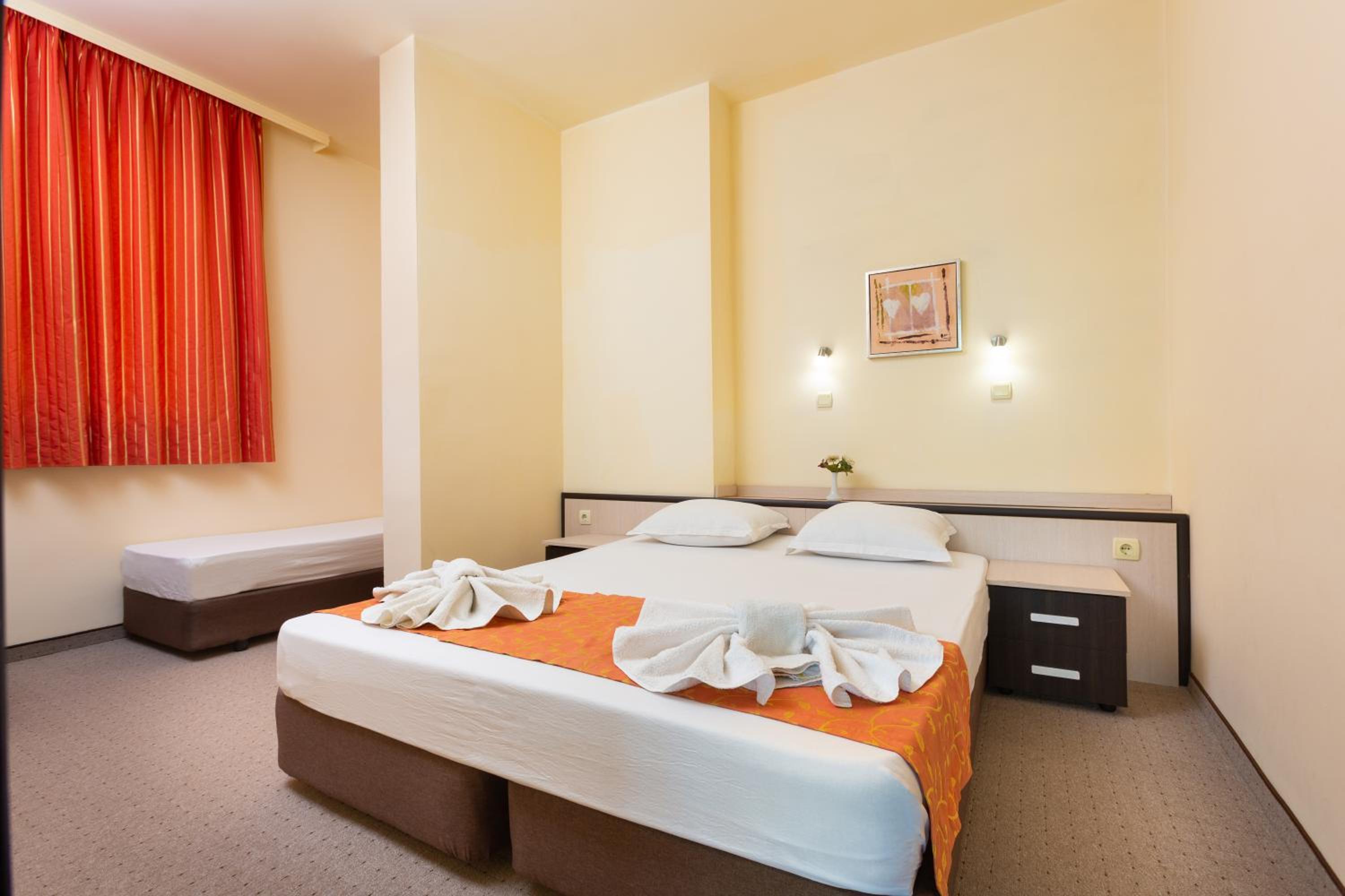 One-Bedroom Apartment with Balcony and Free Parking - Photo 3