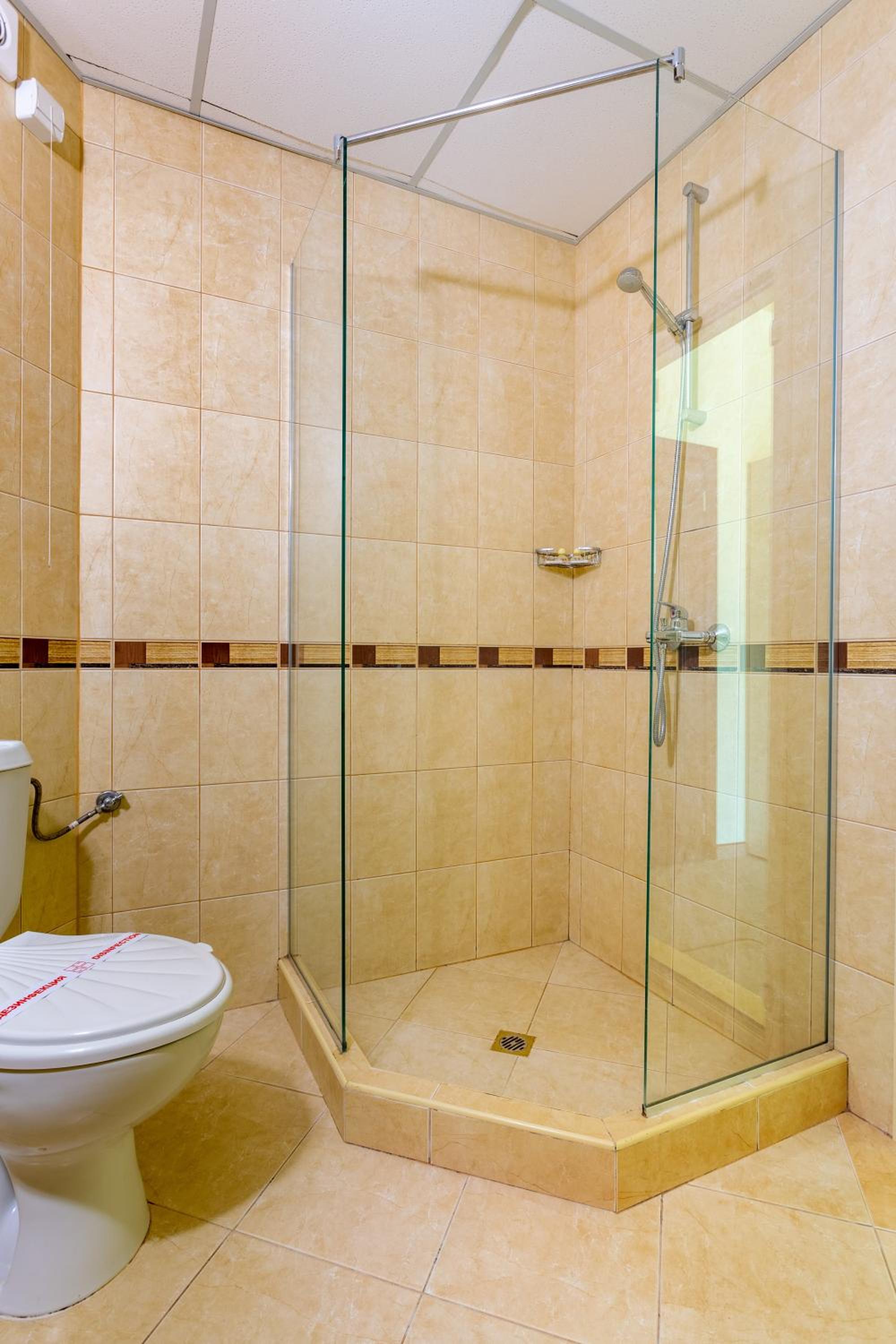 One-Bedroom Apartment with Balcony and Free Parking - Photo 2