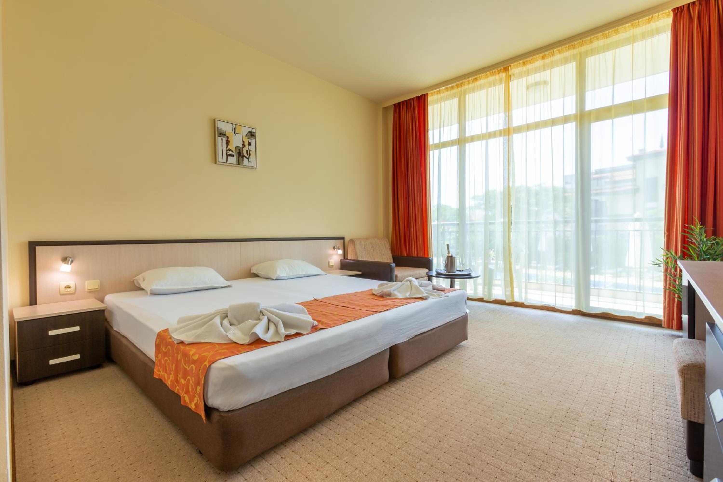 Double or Twin Room (2 Adults + 1 Child) with Free Parking photo 2