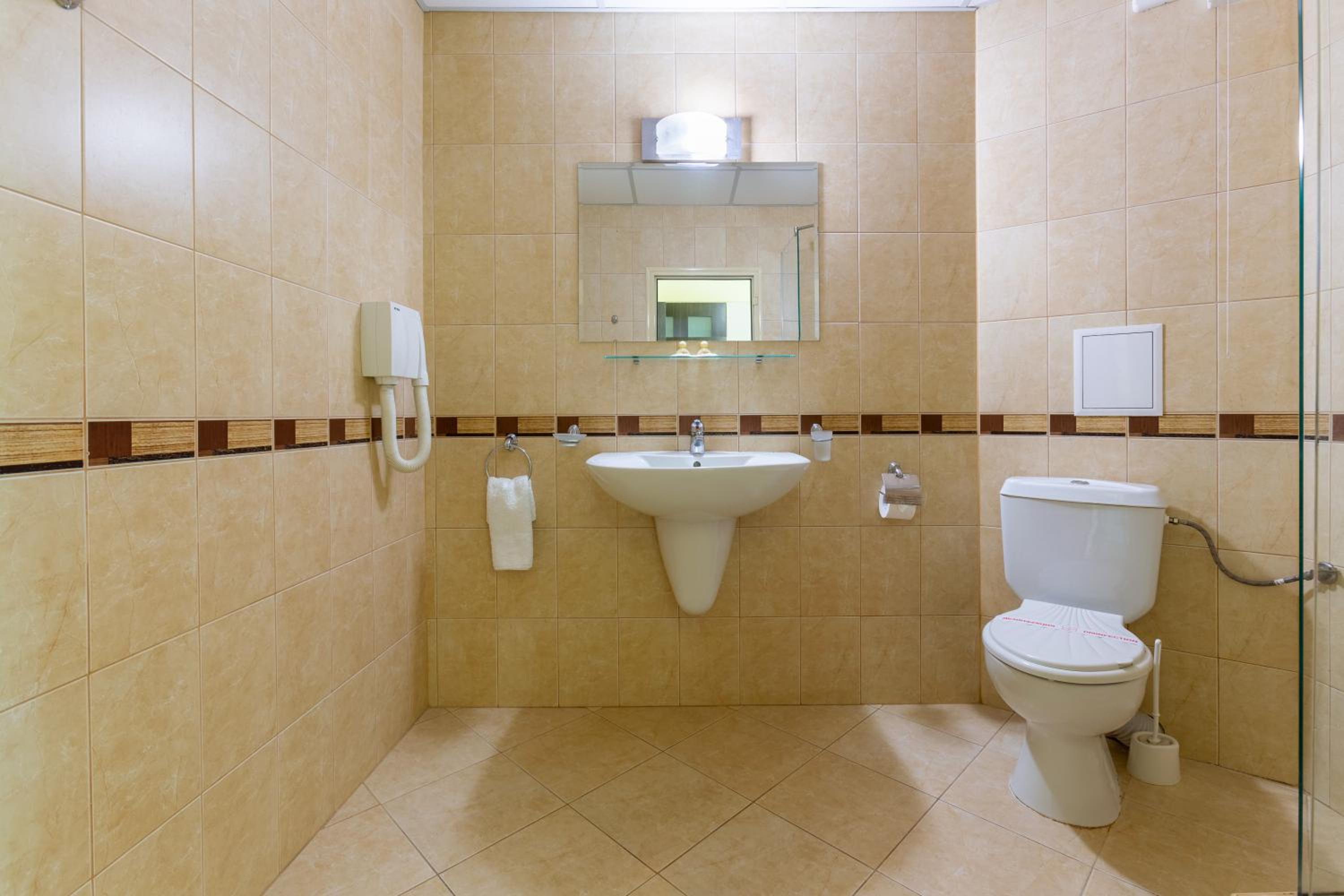 Double or Twin Room with Balcony and Free Parking - Photo 3