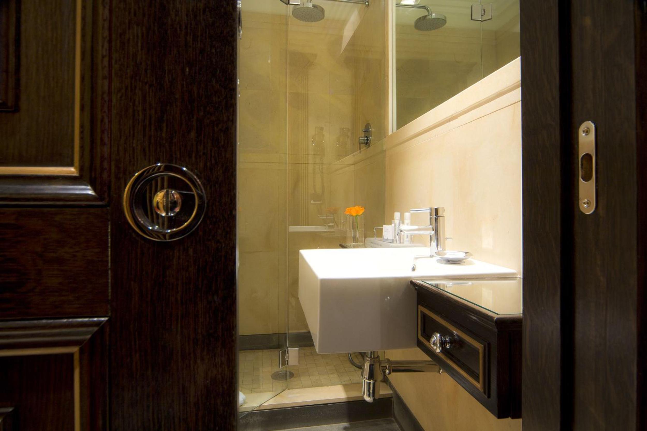 Single Room thumbnail 6
