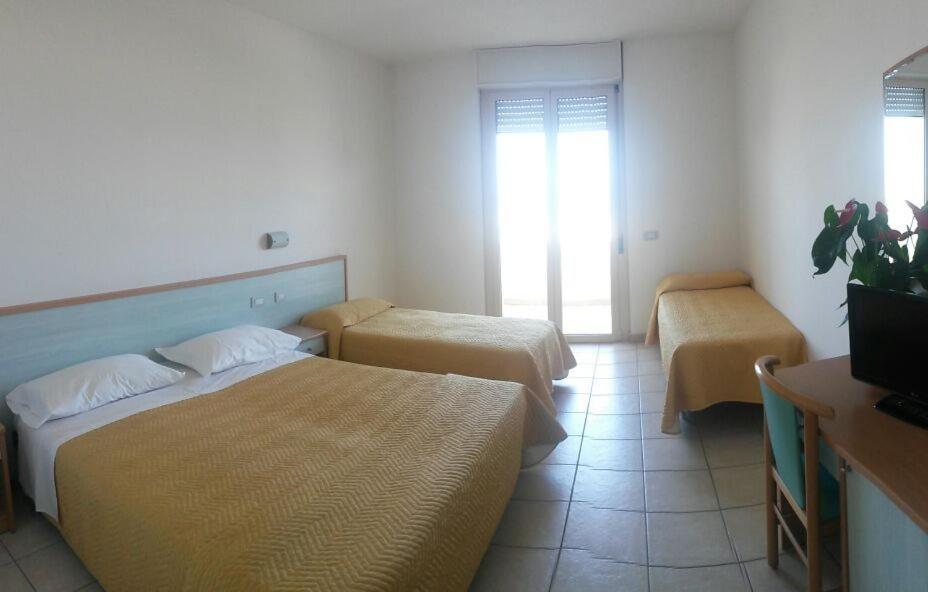 Quadruple Room with Balcony - Photo 3