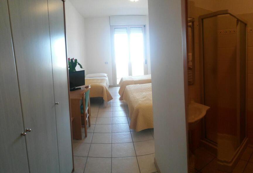 Quadruple Room with Balcony - Photo 4