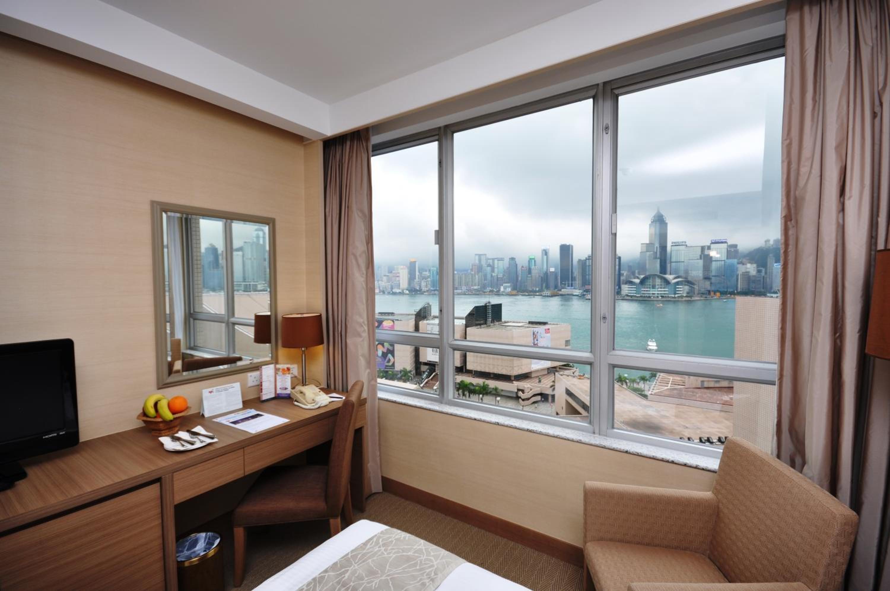 Queen or Twin Room with Partial Harbor View photo 3
