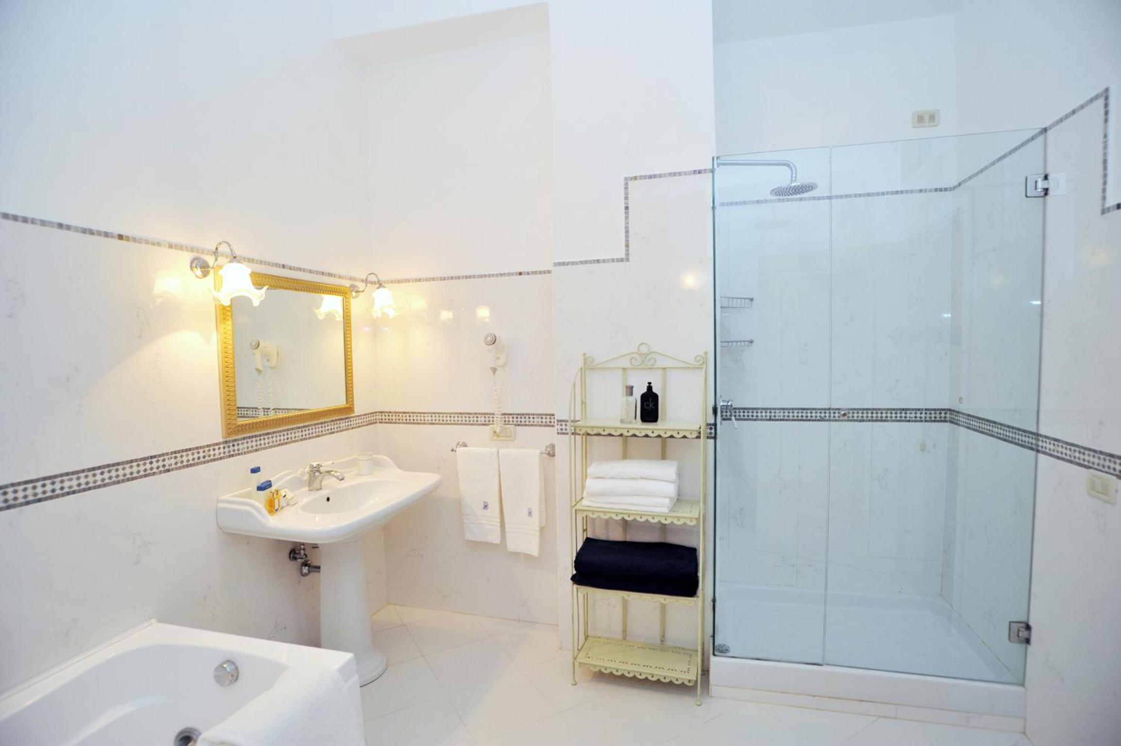 Junior Suite with Sea View - Photo 3