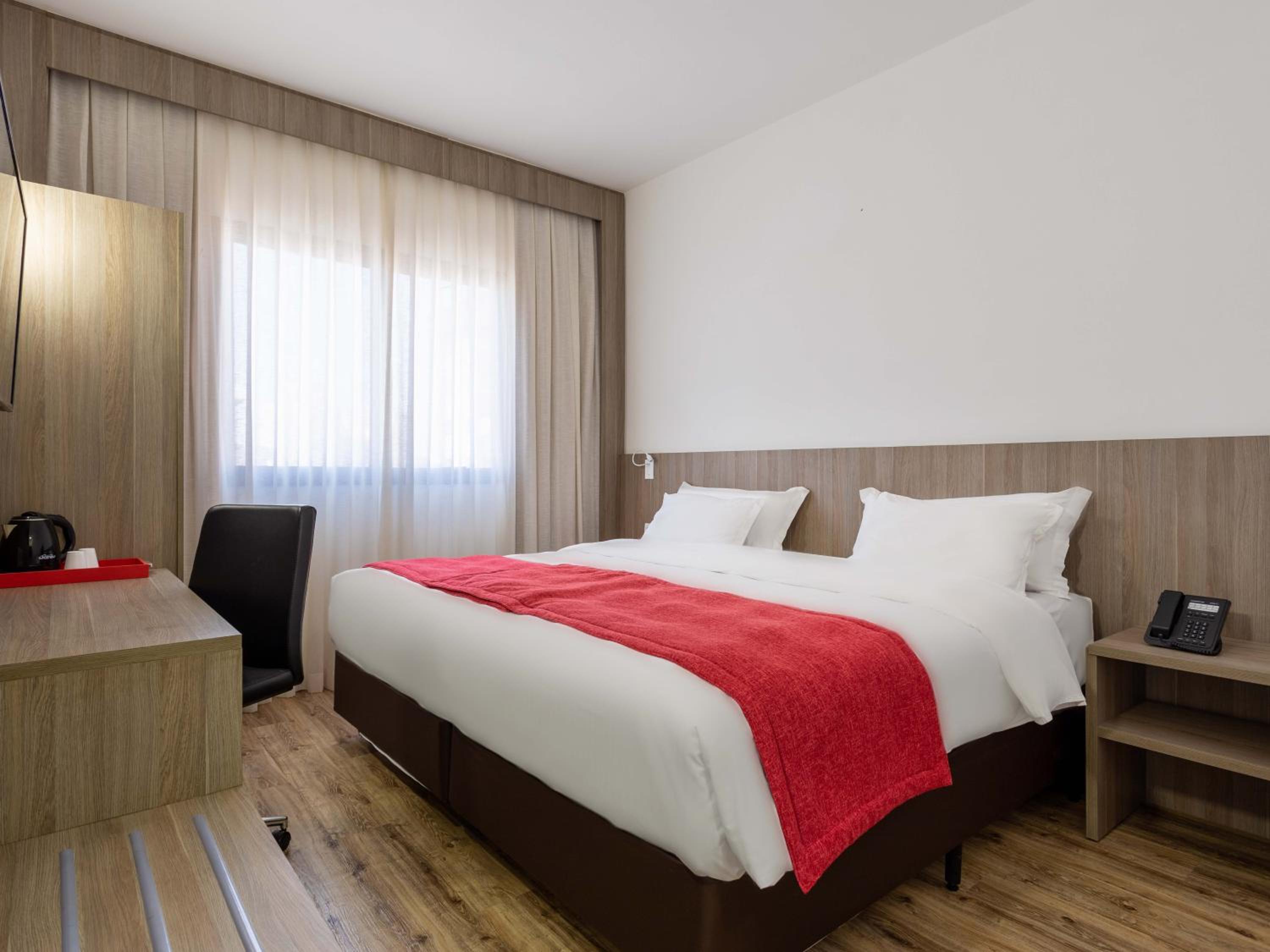 Standard Queen Room