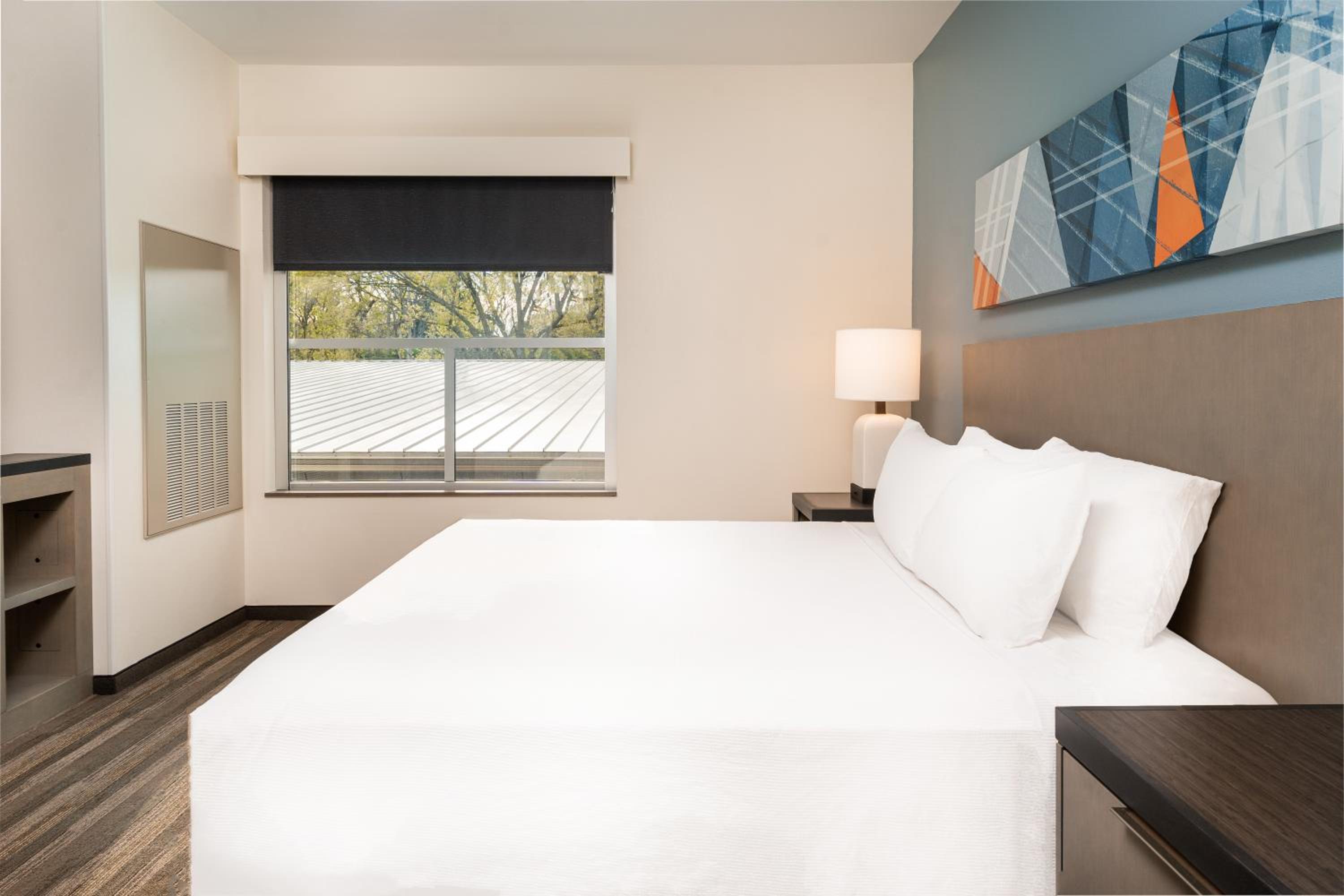 One-Bedroom King Suite with Sofa Bed, Kitchen and Tub - Disability Access - Photo 1