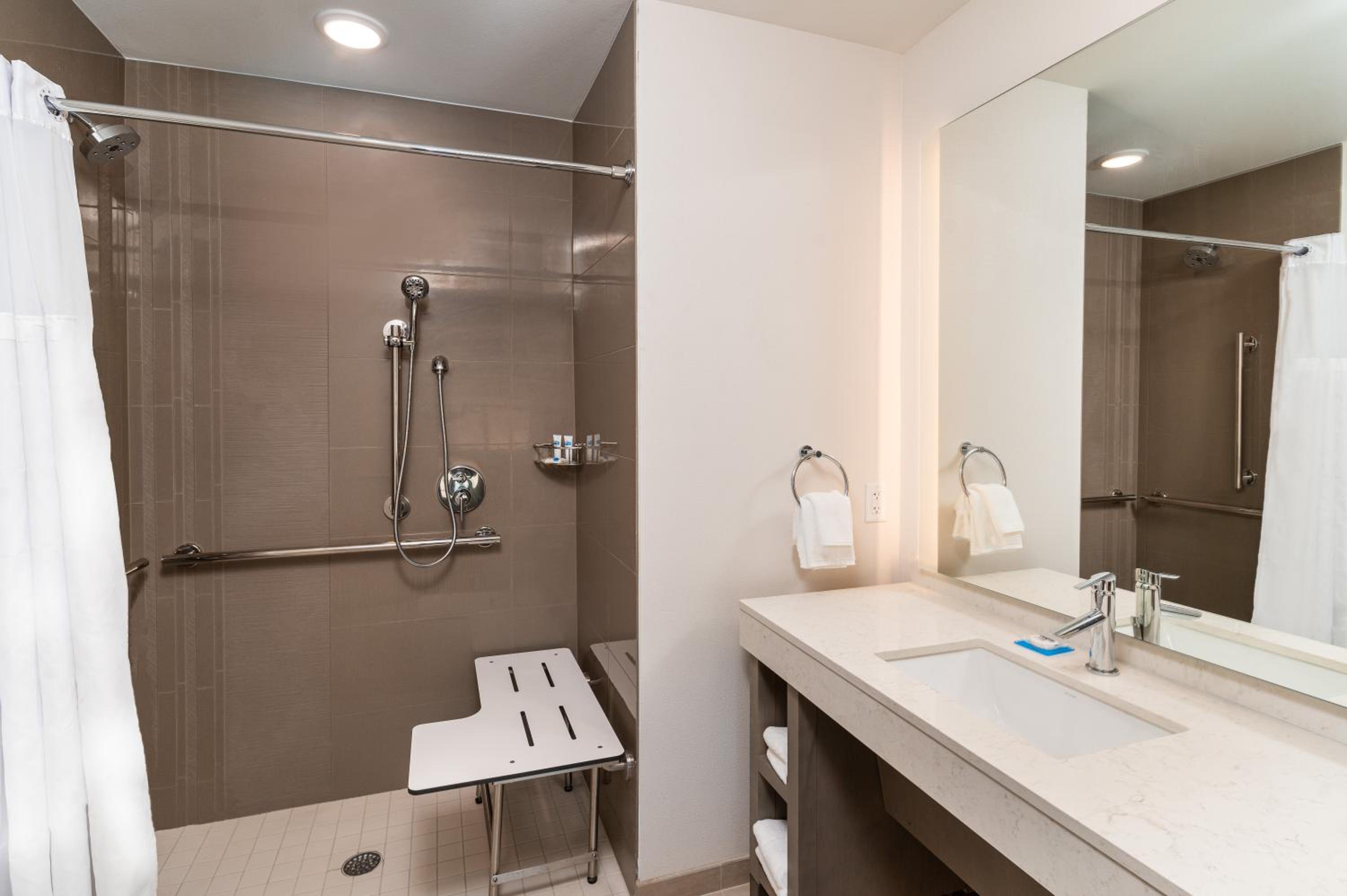 One-Bedroom Suite with Two Queen Beds, Sofa Bed and Roll-In-Shower - Disability Access - Photo 4