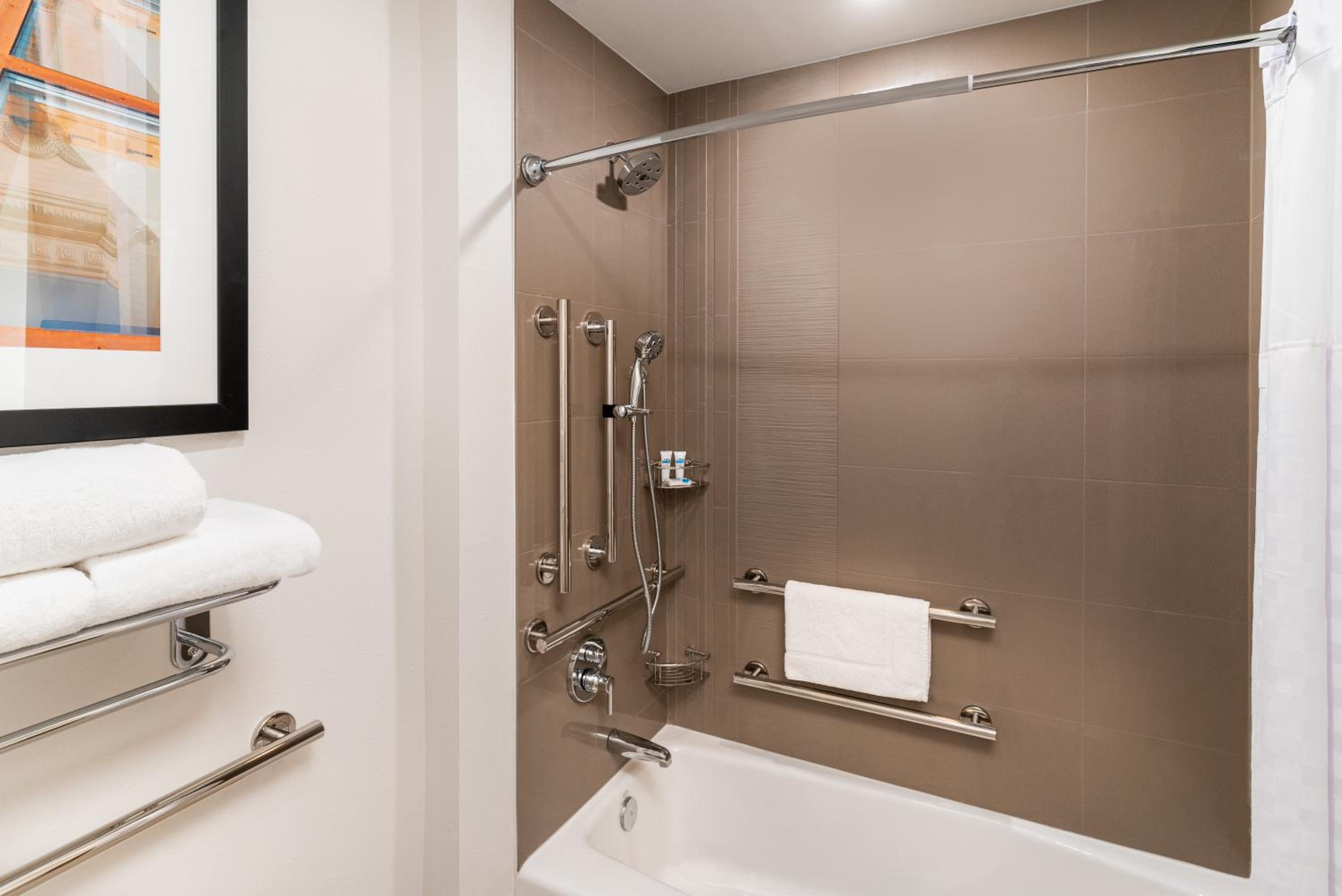 One-Bedroom King Suite with Sofa Bed, Kitchen and Tub - Disability Access - Photo 2