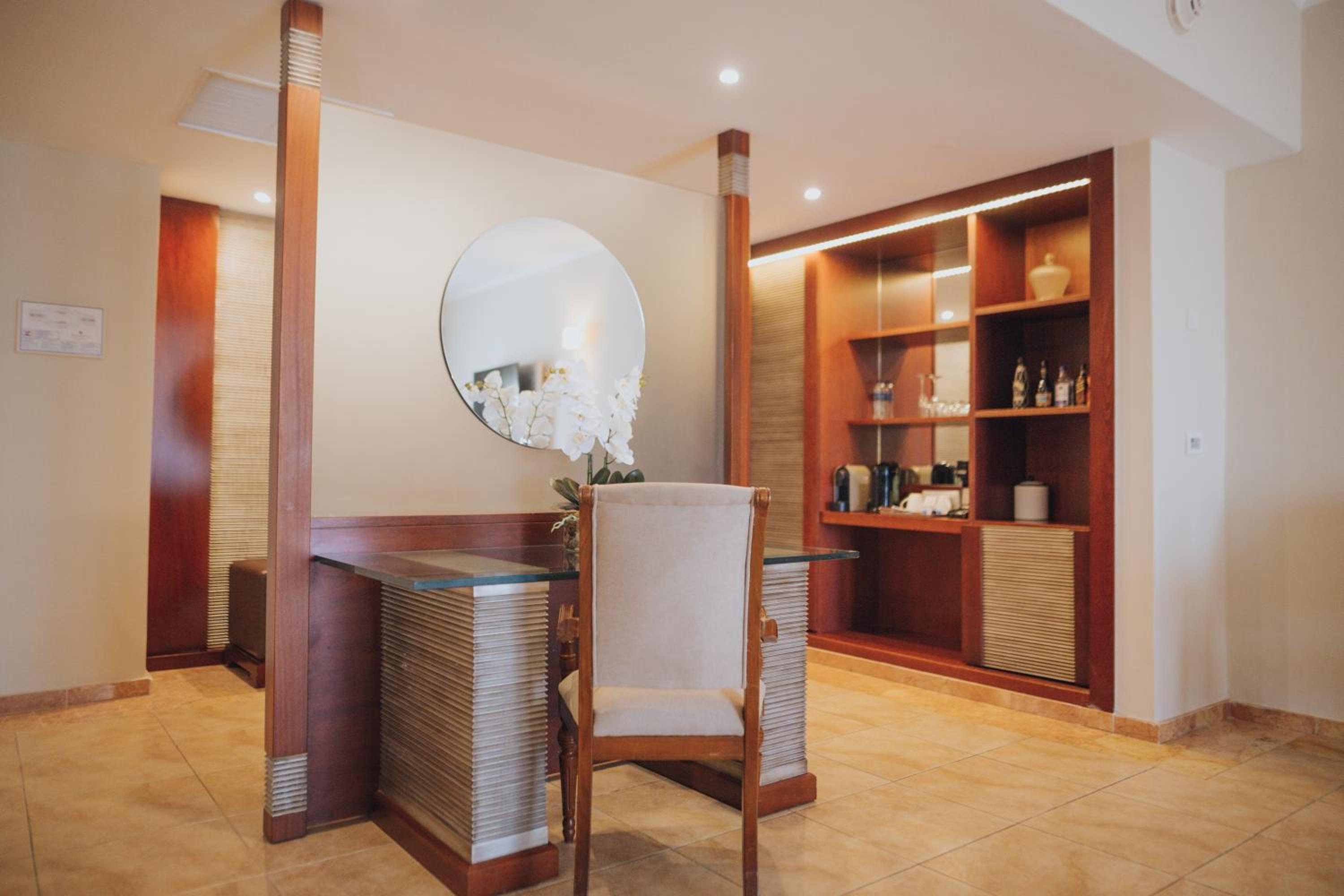 One-Bedroom Suite with Jacuzzi - Free WiFi photo 2