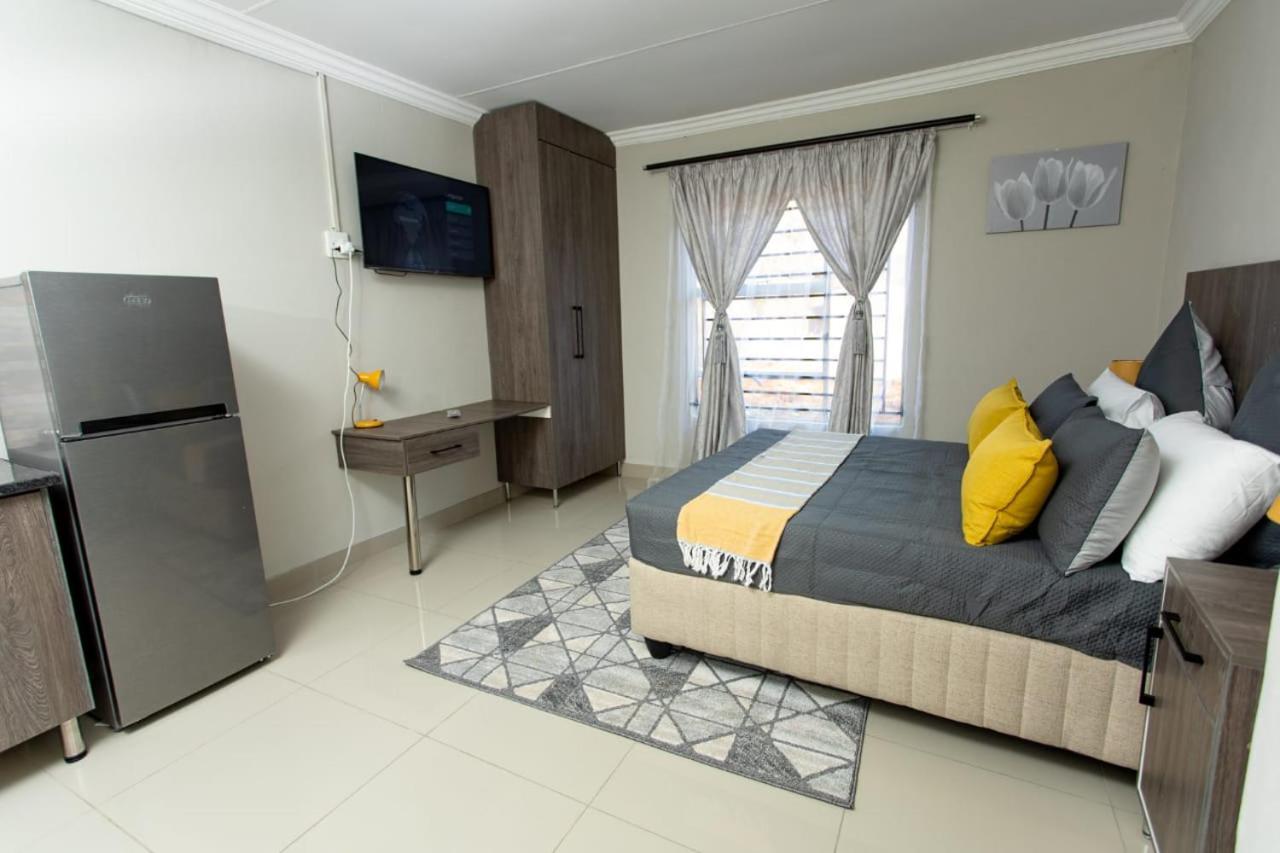Deluxe Queen Room - Photo 7