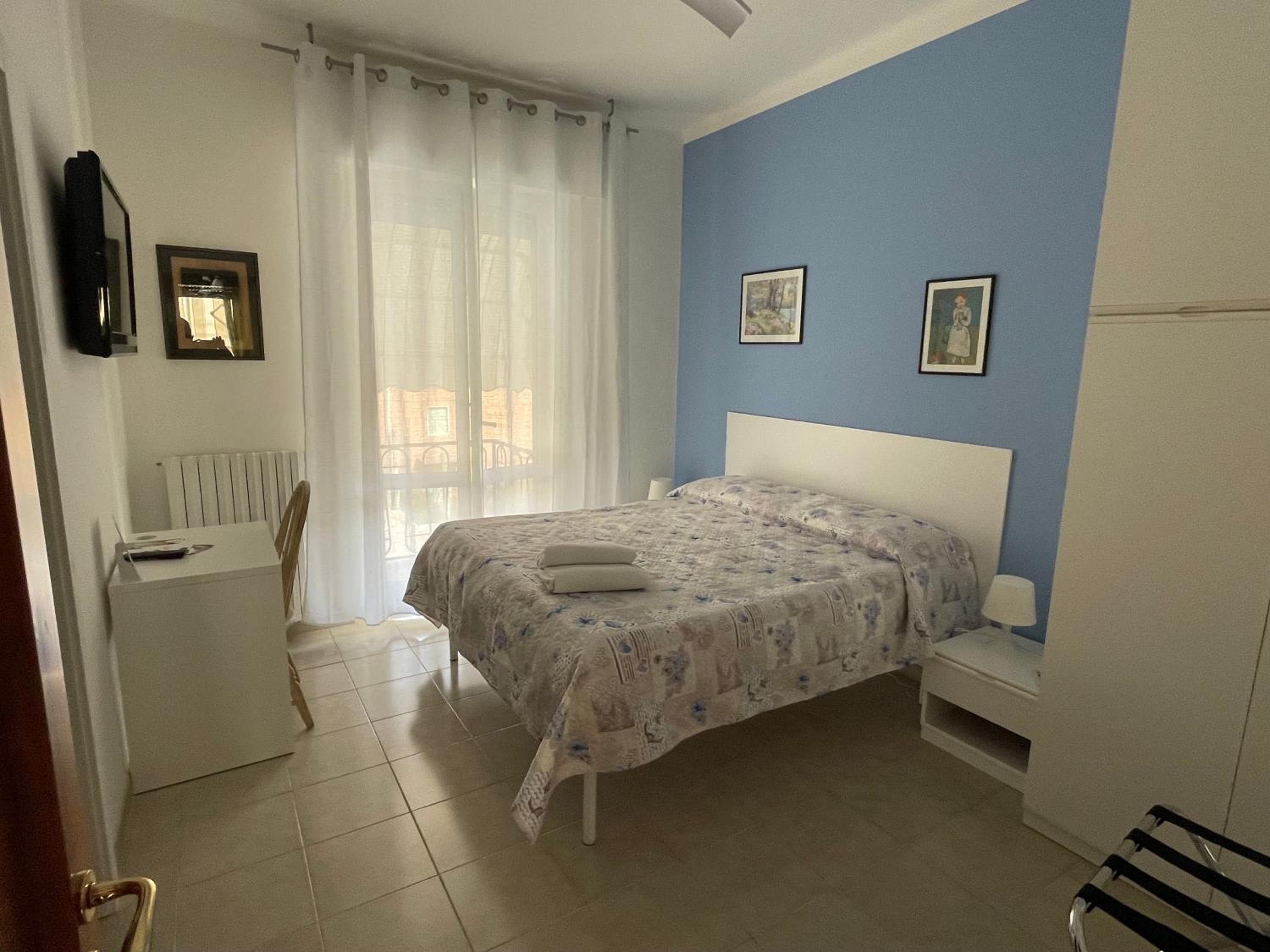Double Room with Private Bathroom - Photo 2