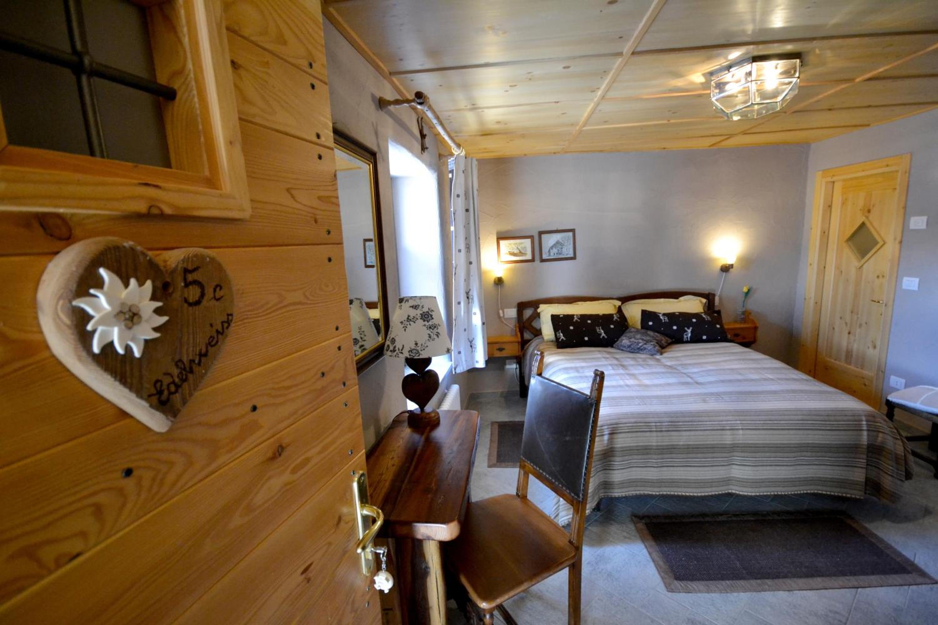 Superior Double Room with Extra Bed photo 1