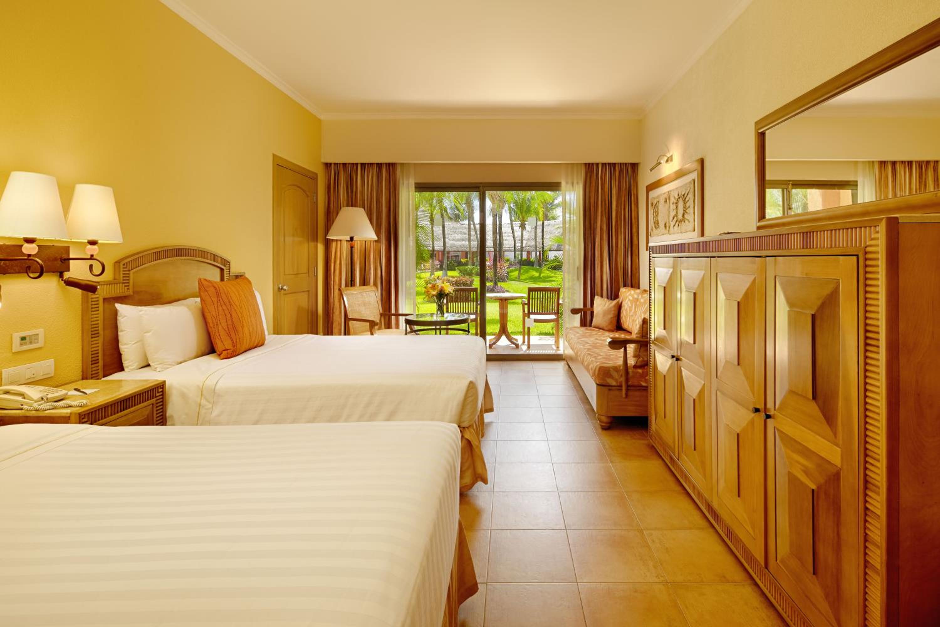 Junior Suite Ocean Front Premium Level (2 Adults + 2 Children)
