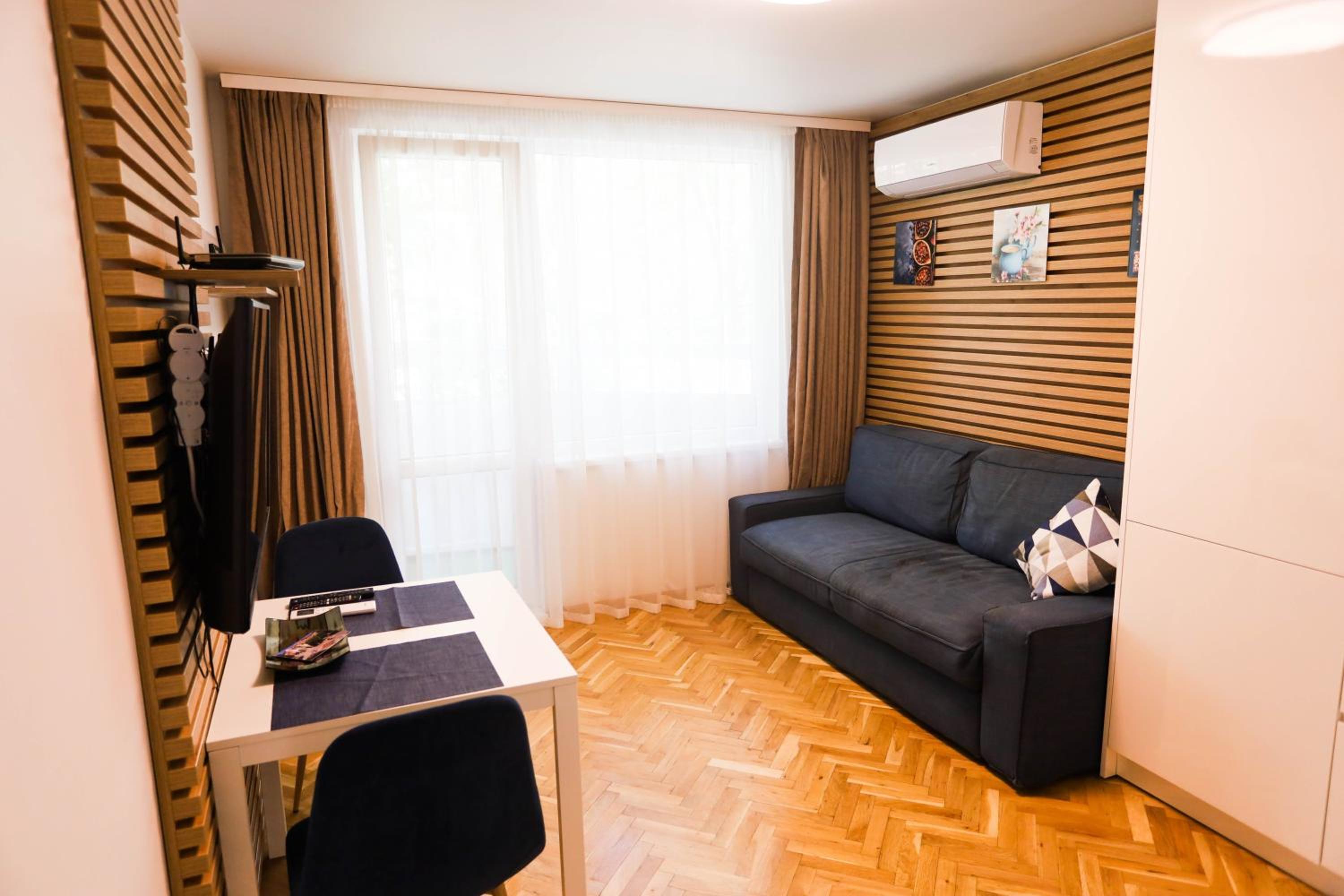 One-Bedroom Apartment - Photo 2