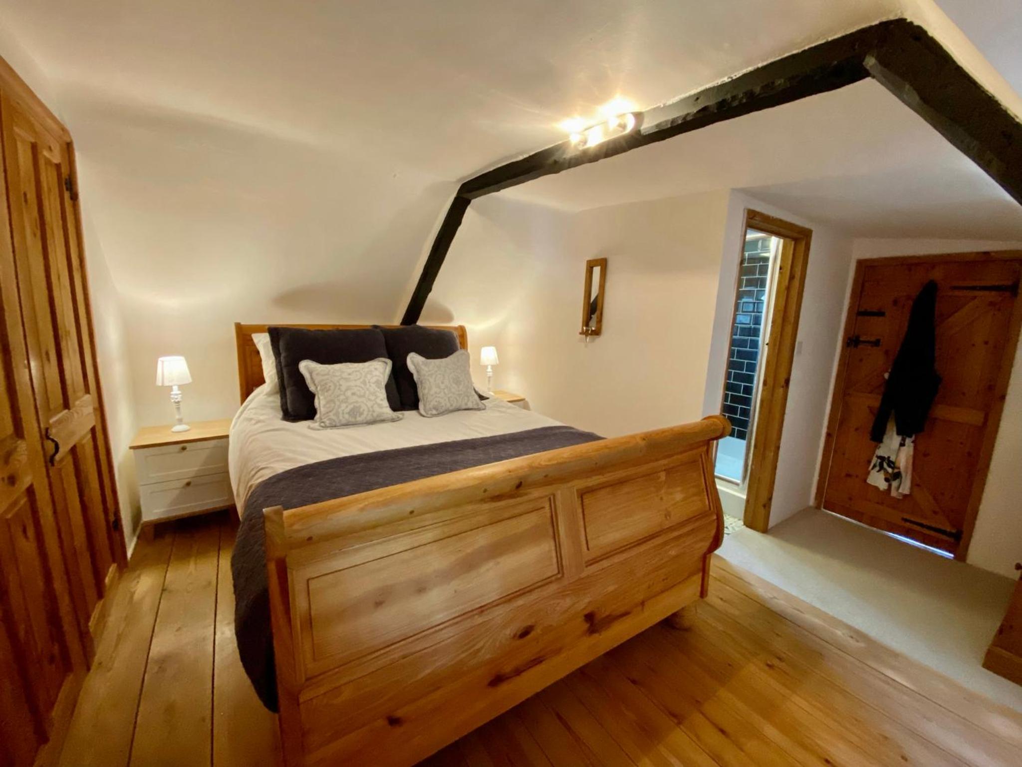 Five-Bedroom House photo 2